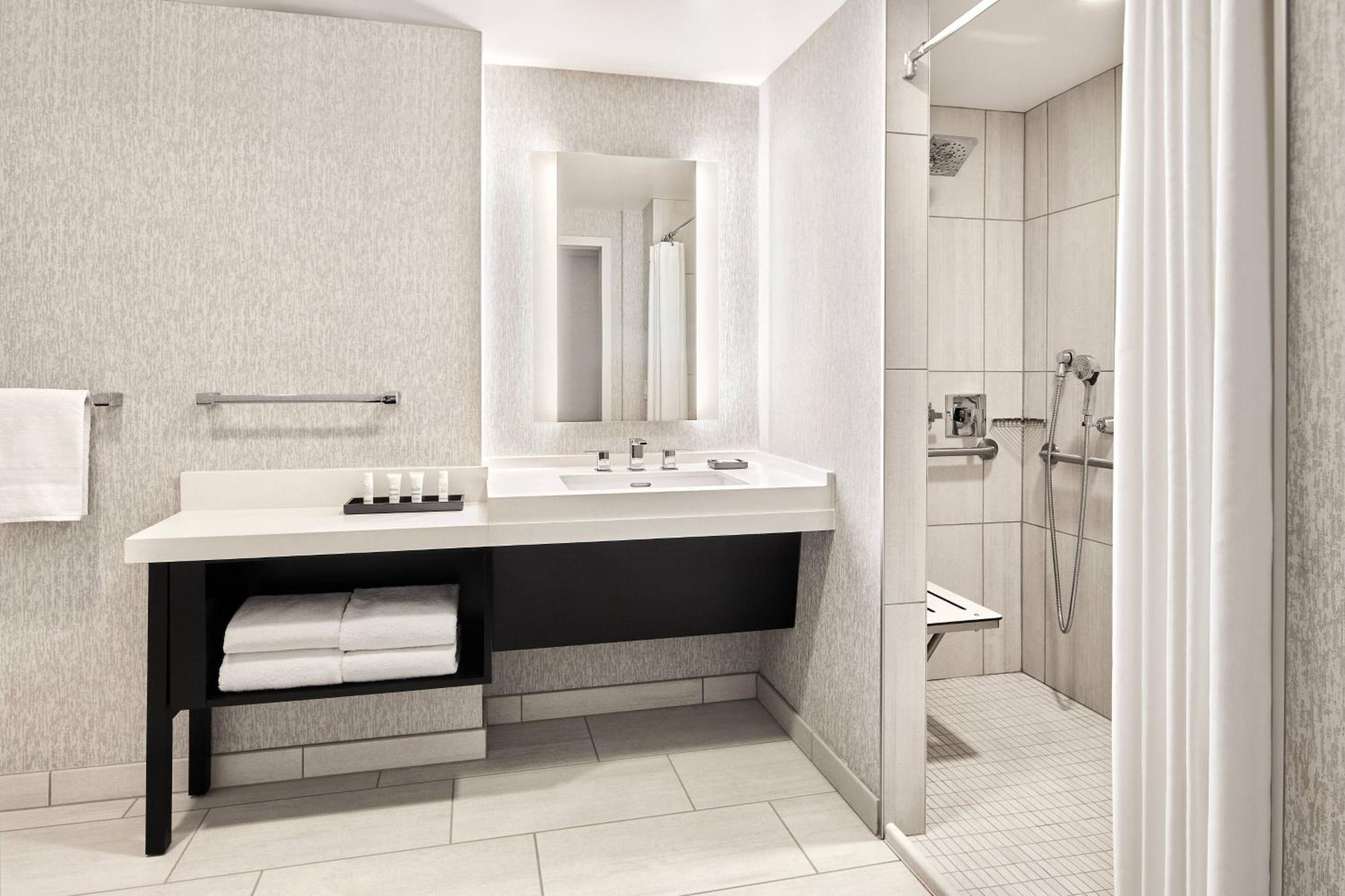 King Room with City View and Adapted Tub - Mobility and Hearing Accessible