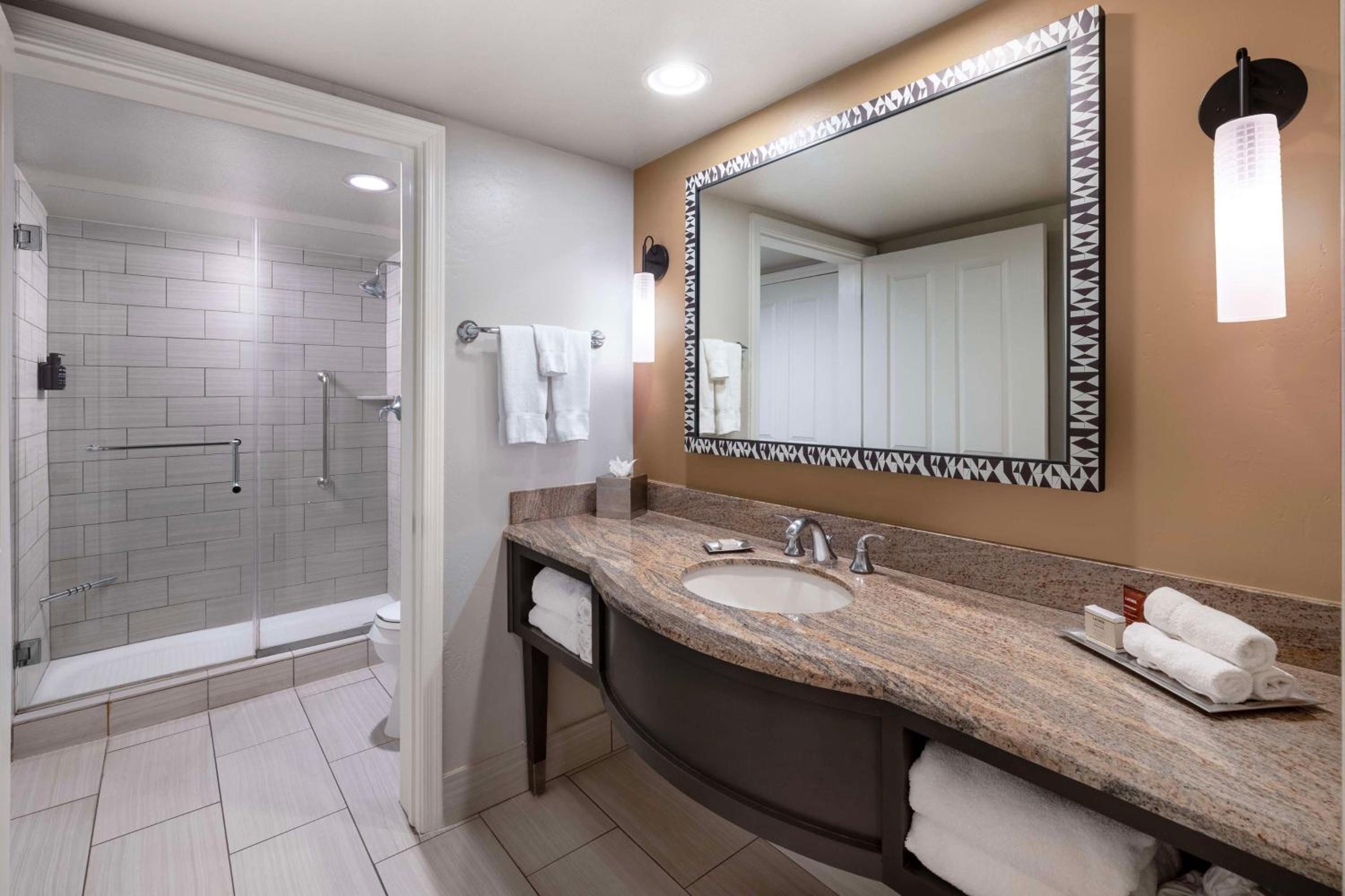 Double Queen Suite With Balcony - Red Rock View
