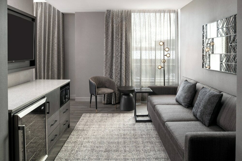 Suite, 1 King Bed with Sofa bed, Corner