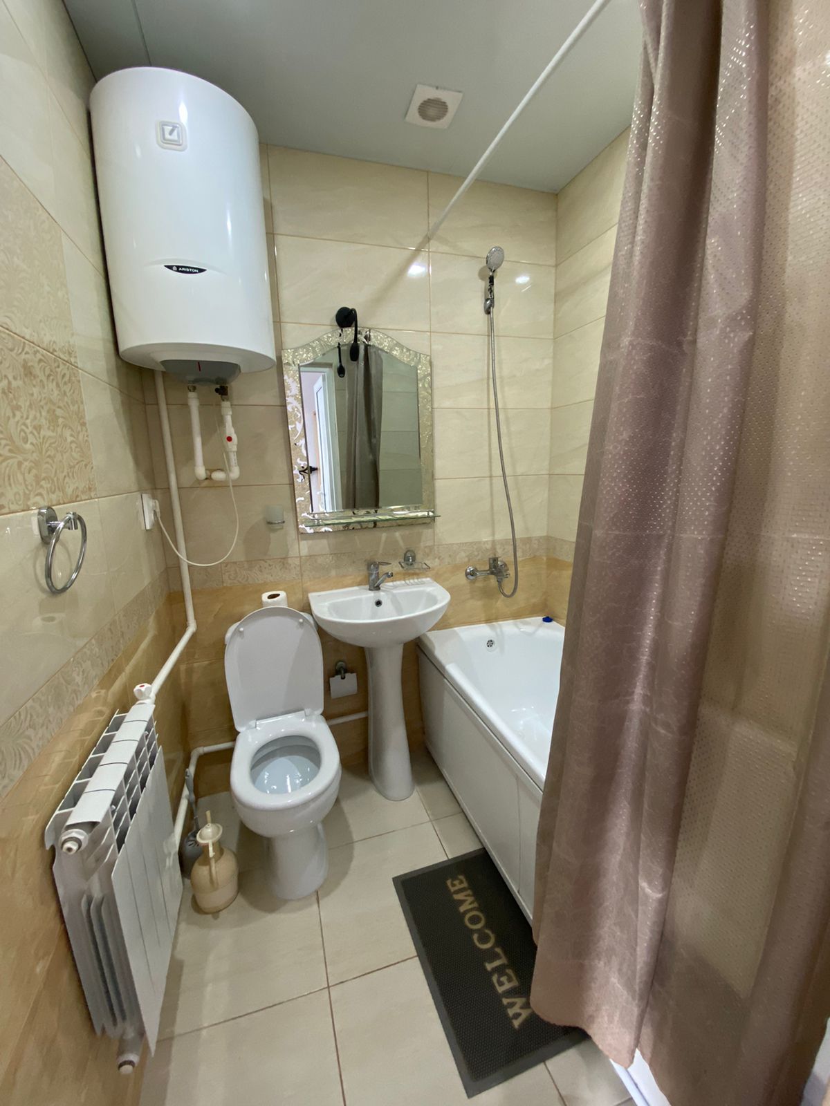 Трехместный номер с видом на горы