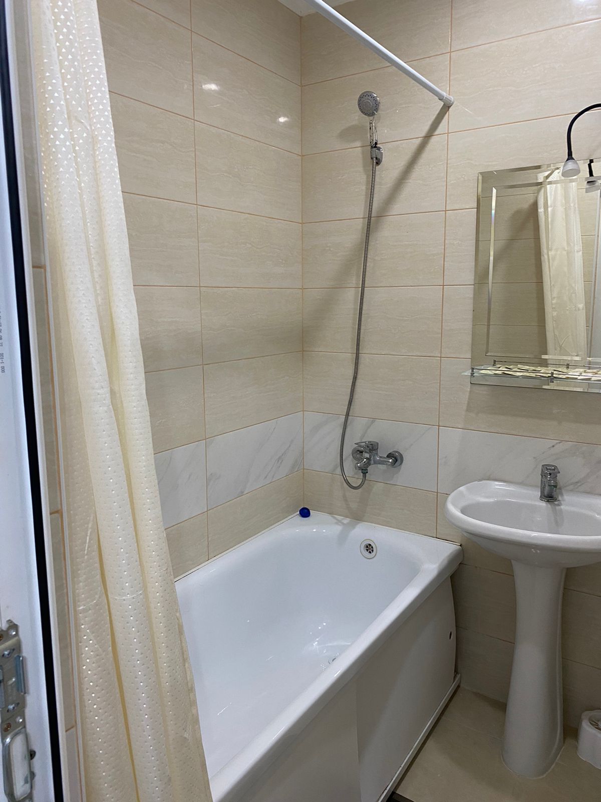 Трехместный номер с собственной ванной комнатой