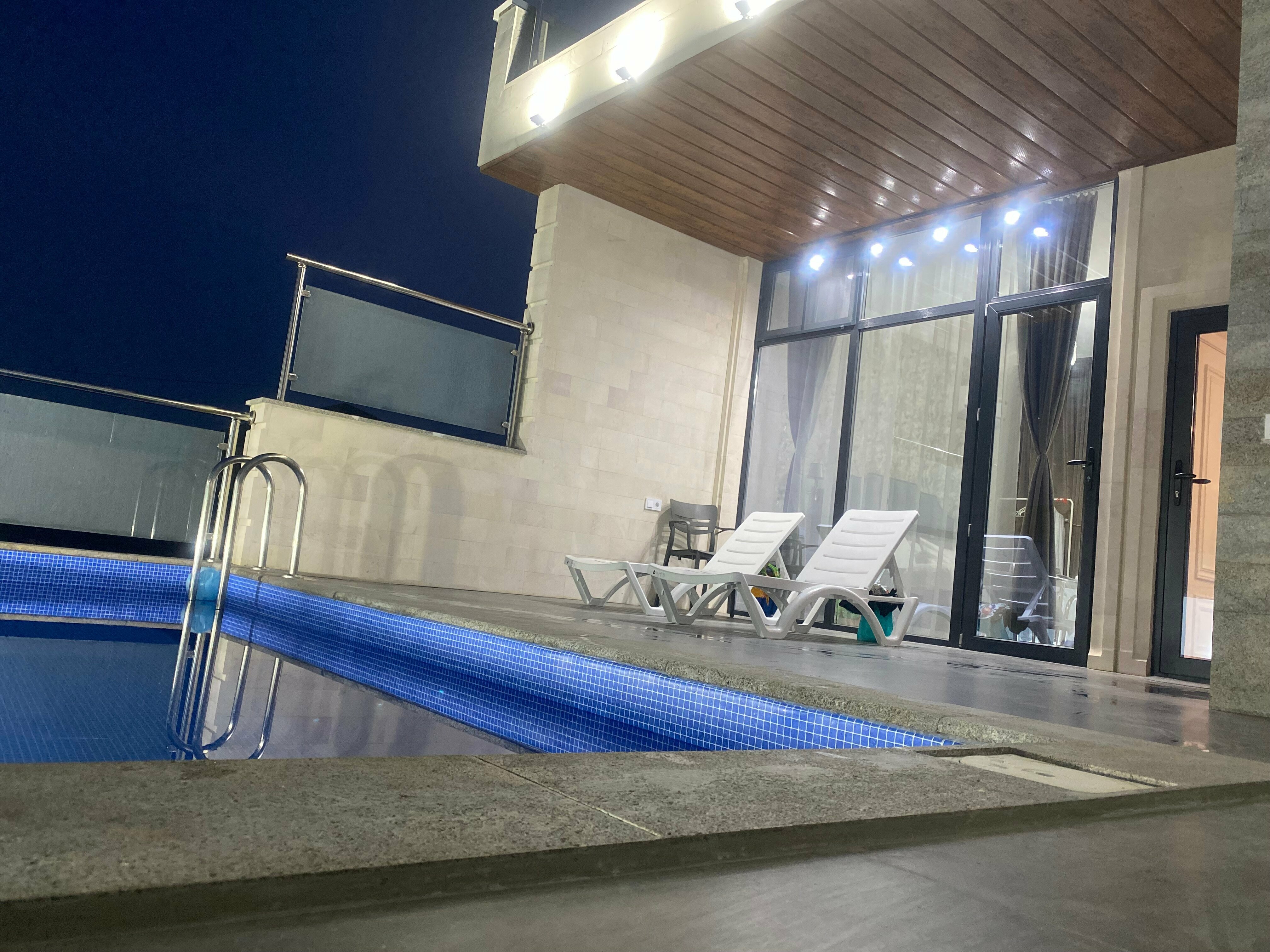 Люкс с кроватью размера «queen-size» и видом на бассейн