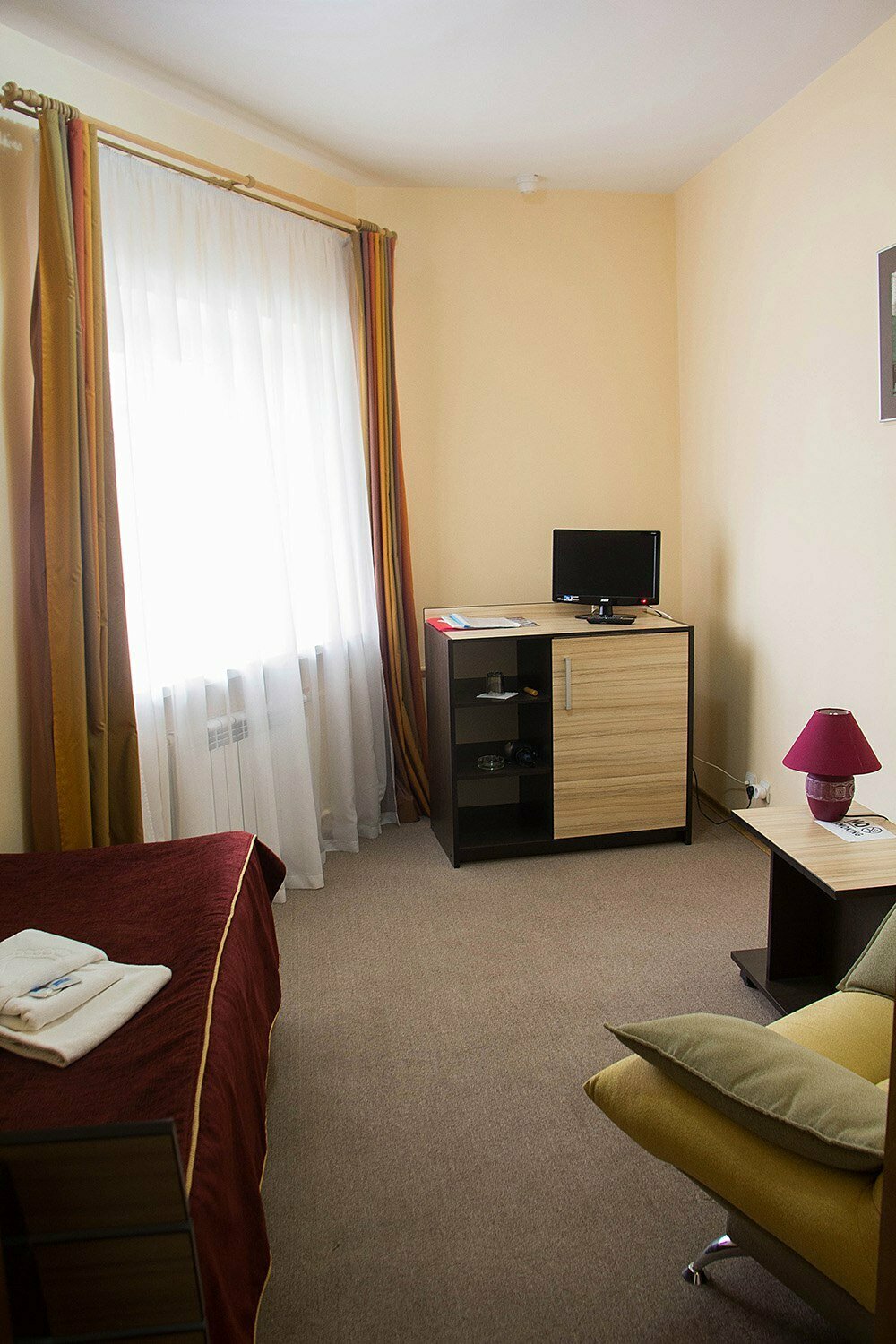 Стандартный двухместный номер с 2 отдельными кроватями и общей ванной комнатой