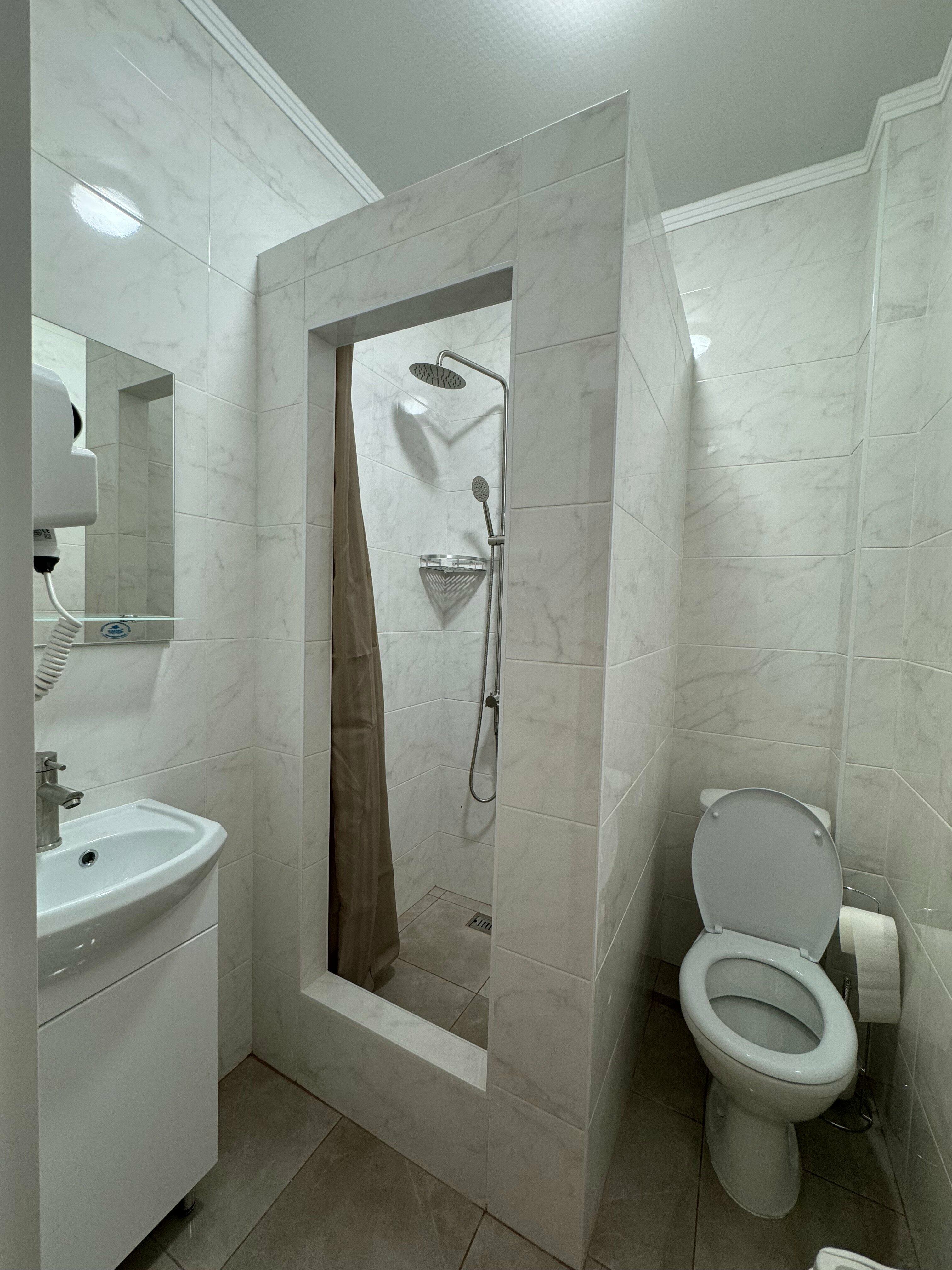 Трехместный номер «Комфорт» с душем