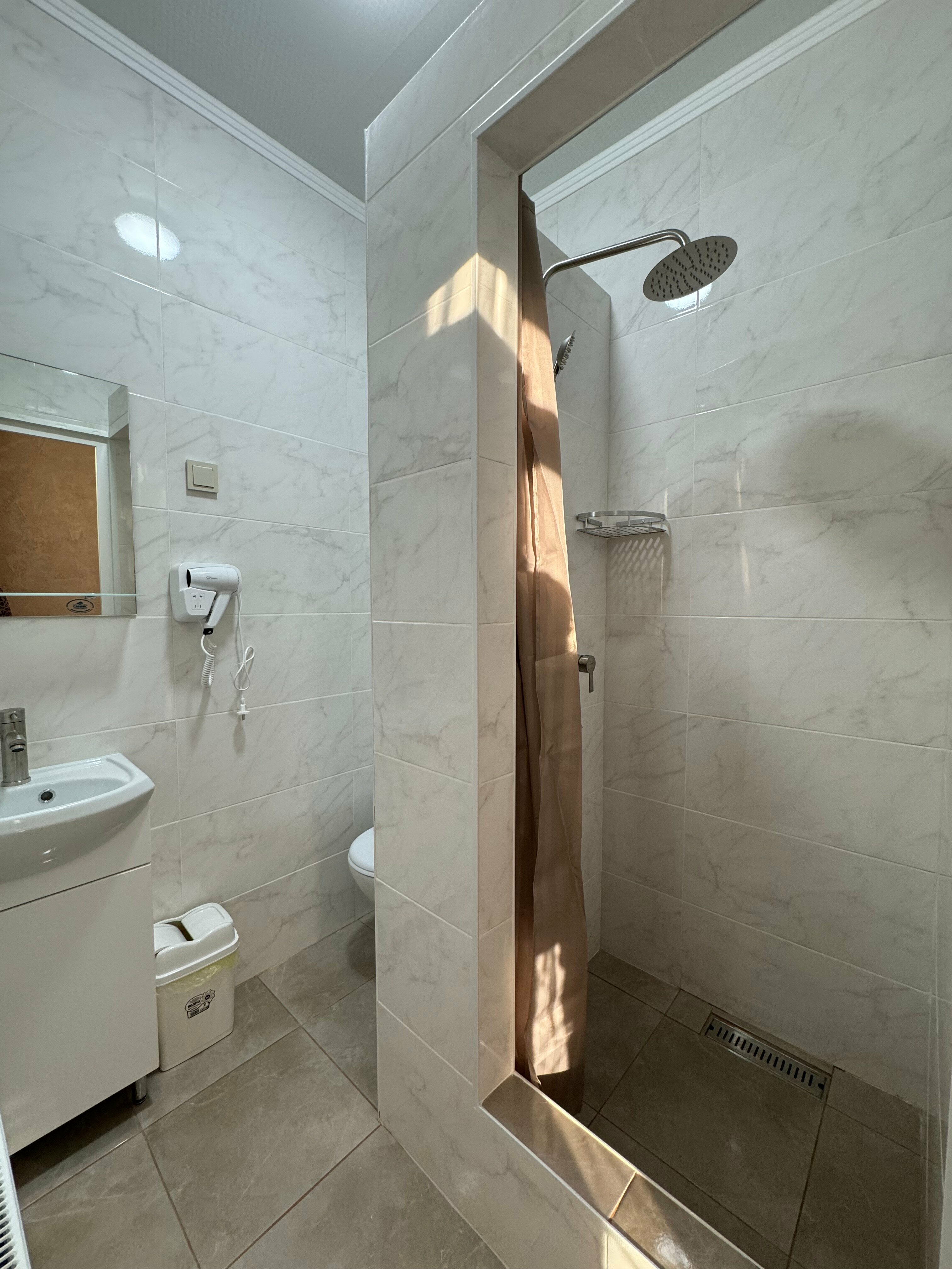 Трехместный номер «Комфорт» с душем