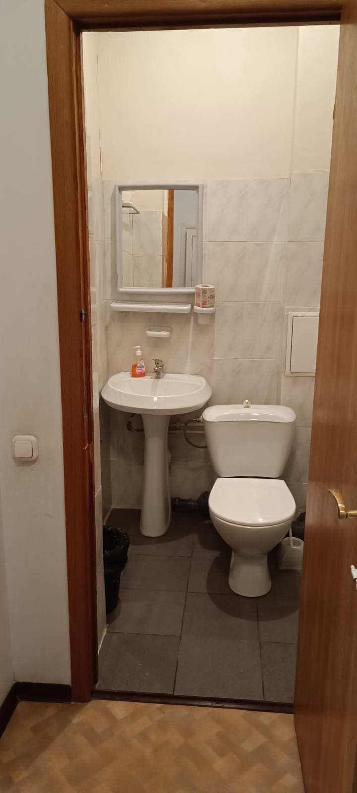 Двухместный номер с 2 отдельными кроватями и общим туалетом