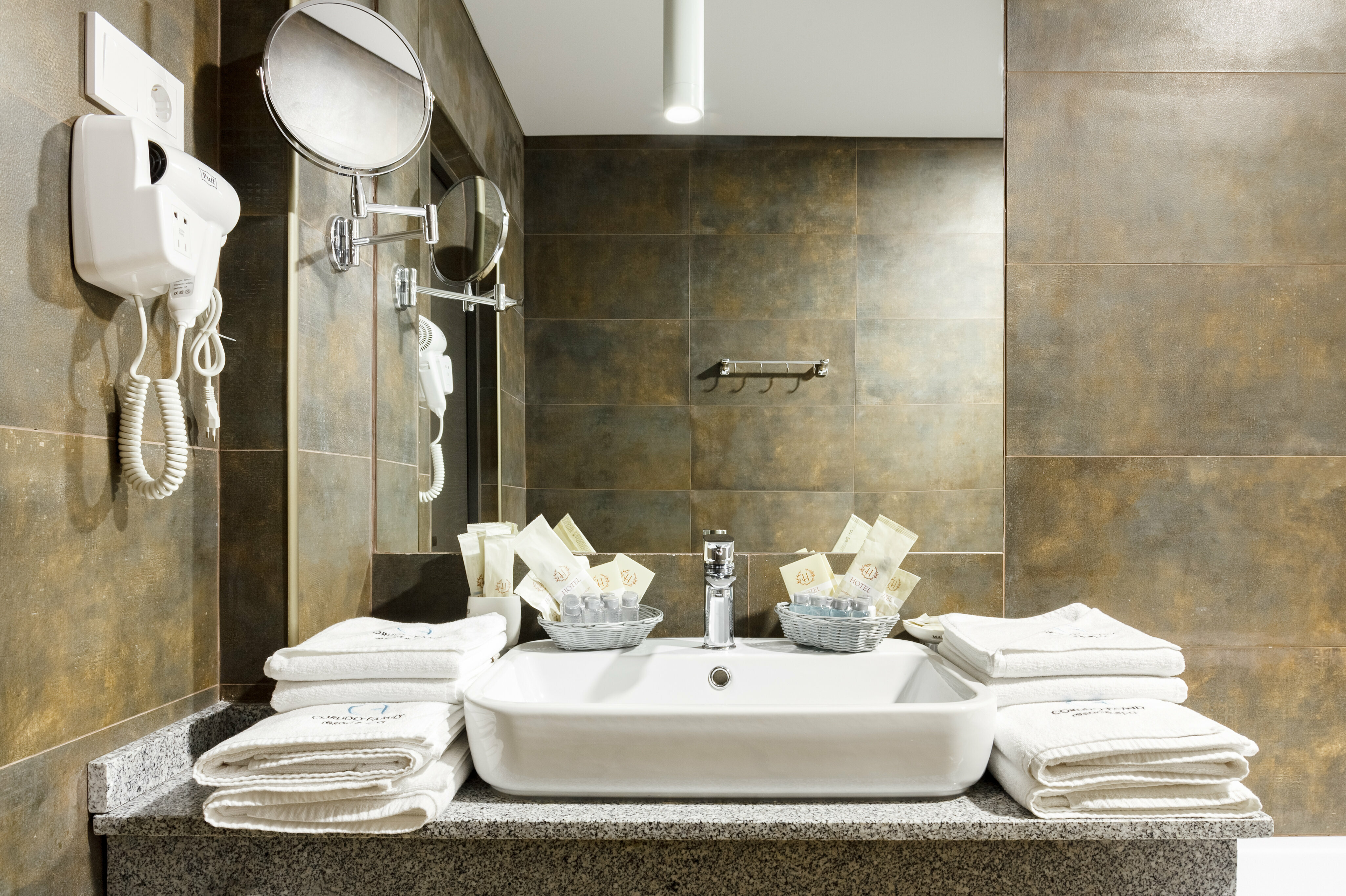 Люкс с кроватью размера «king-size» и балконом