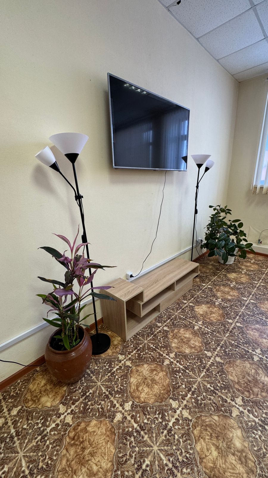 Двухместный номер с 2 отдельными кроватями и общей ванной комнатой