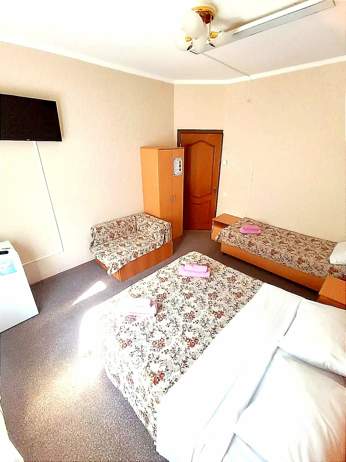 Четырехместный номер эконом-класса с общей ванной комнатой