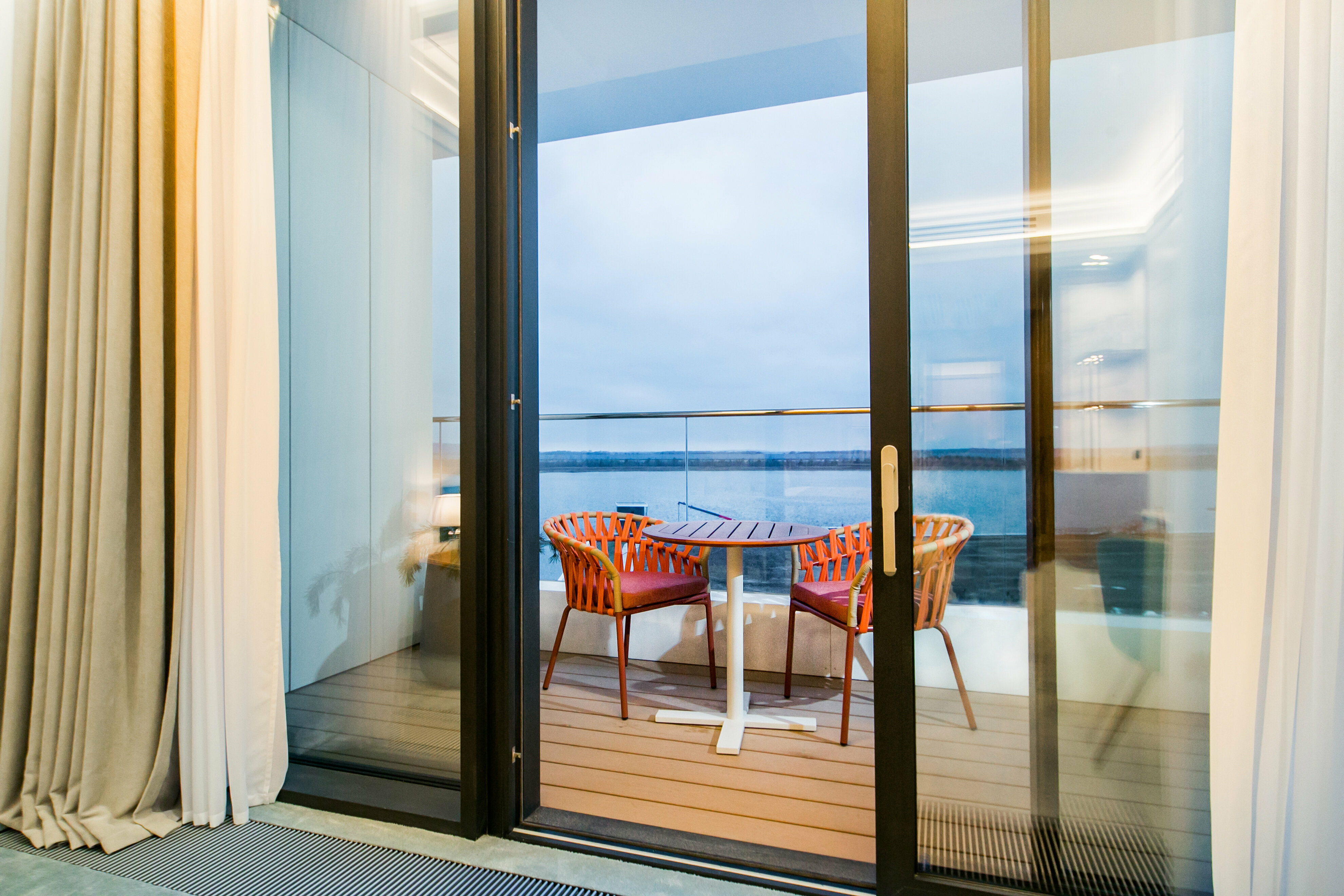 Супериор с одной большой кроватью и видом на реку