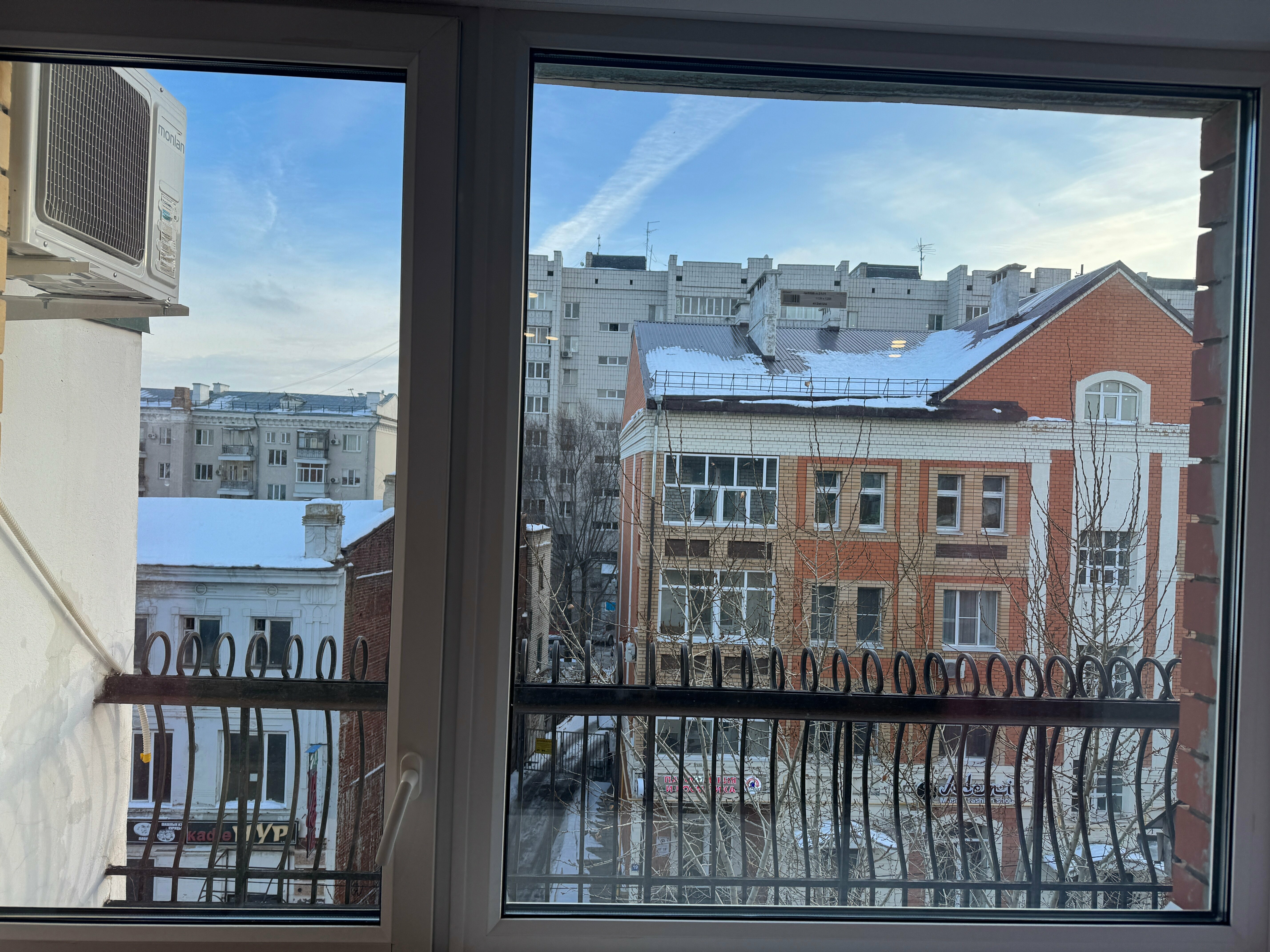 Трехместный номер эконом-класса с общей ванной комнатой