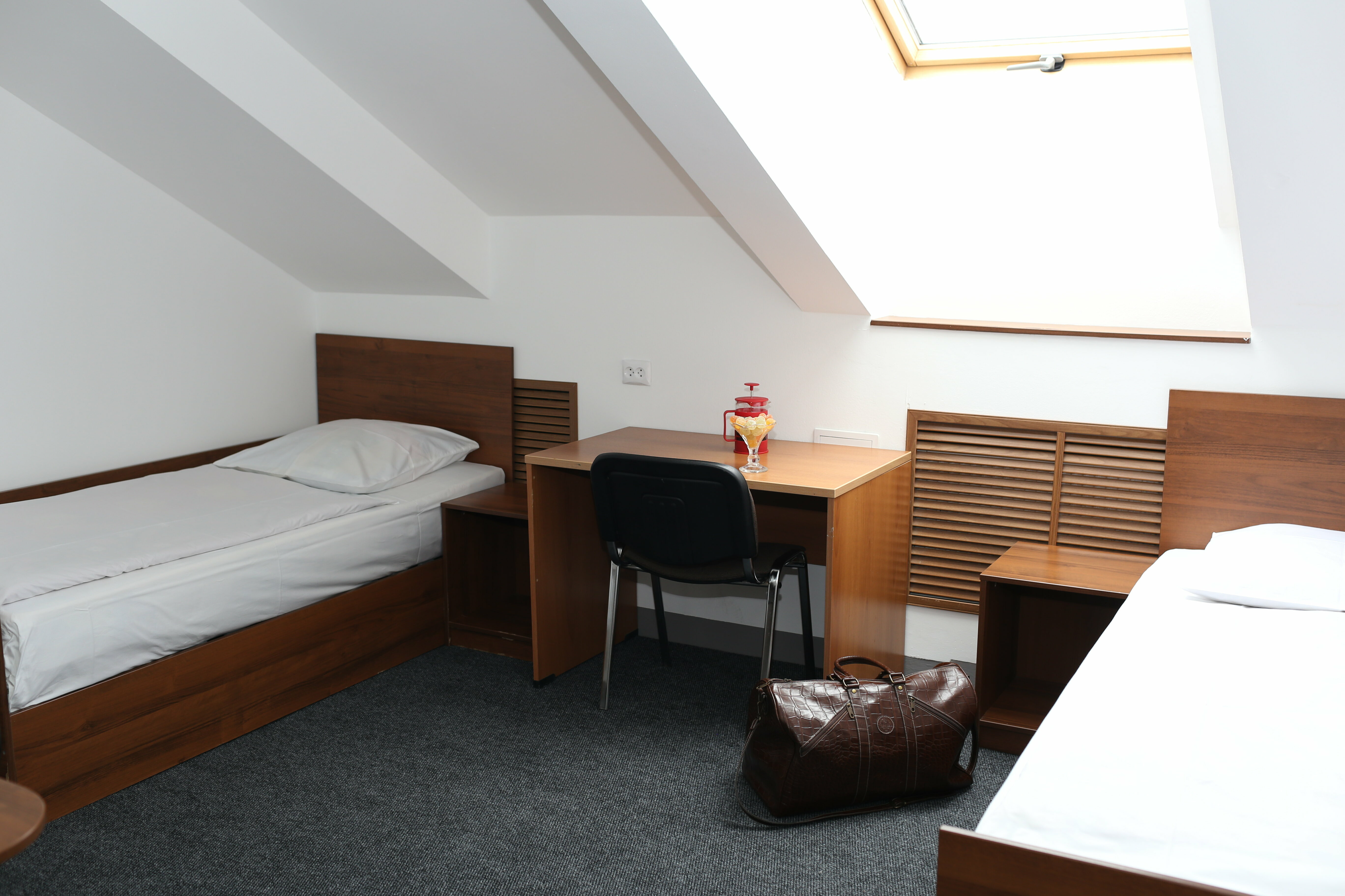 Двухместный номер с 2 отдельными кроватями и общей ванной комнатой