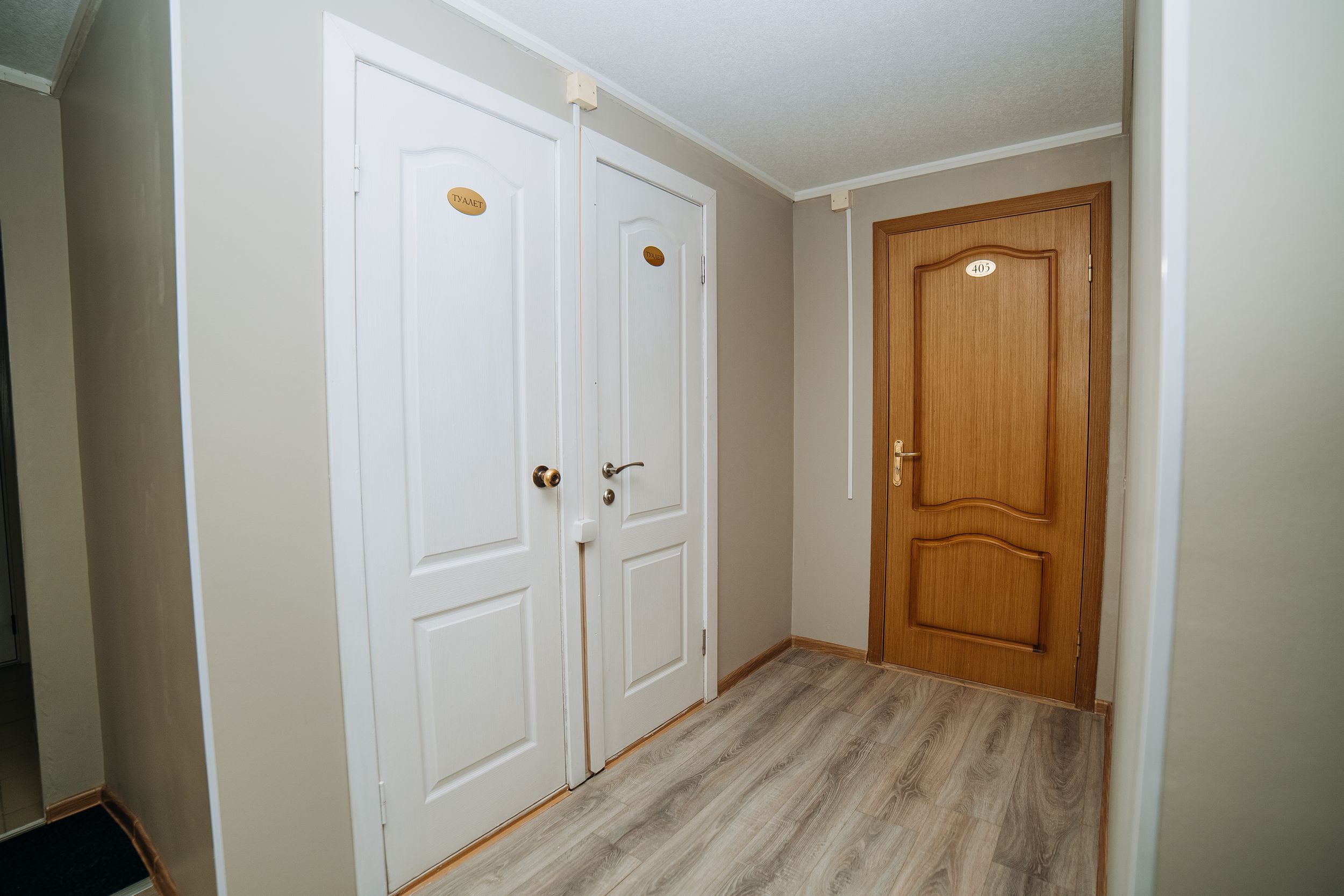 Двухместный номер с 2 отдельными кроватями и общей ванной комнатой