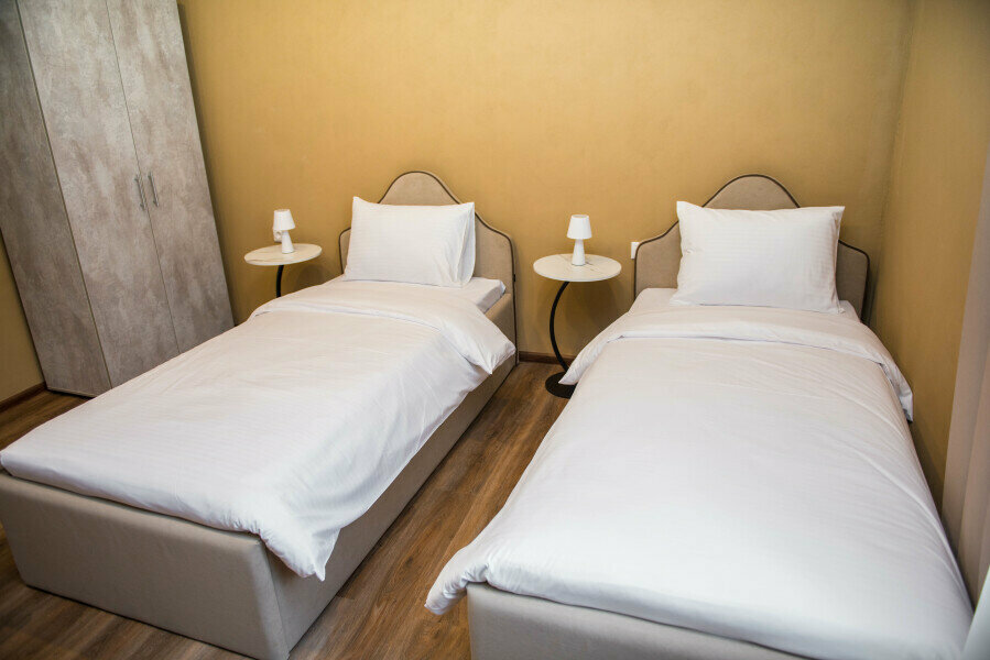 Комната с двумя односпальными кроватями