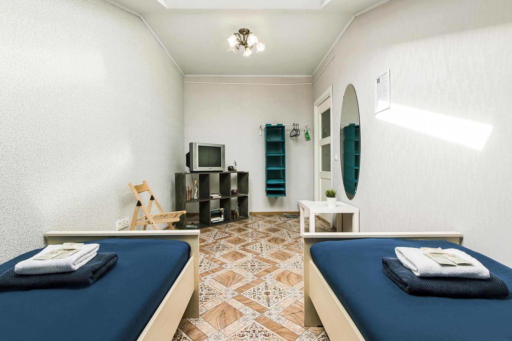 Двухместный номер с 2 отдельными кроватями и общей ванной комнатой