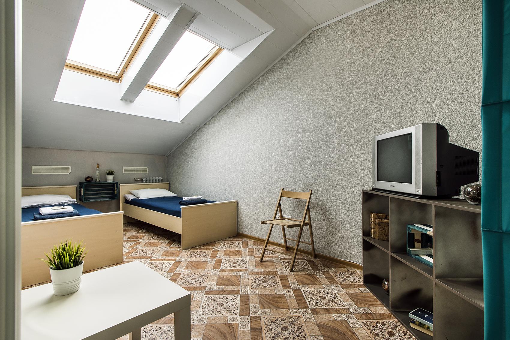 Двухместный номер с 2 отдельными кроватями и общей ванной комнатой