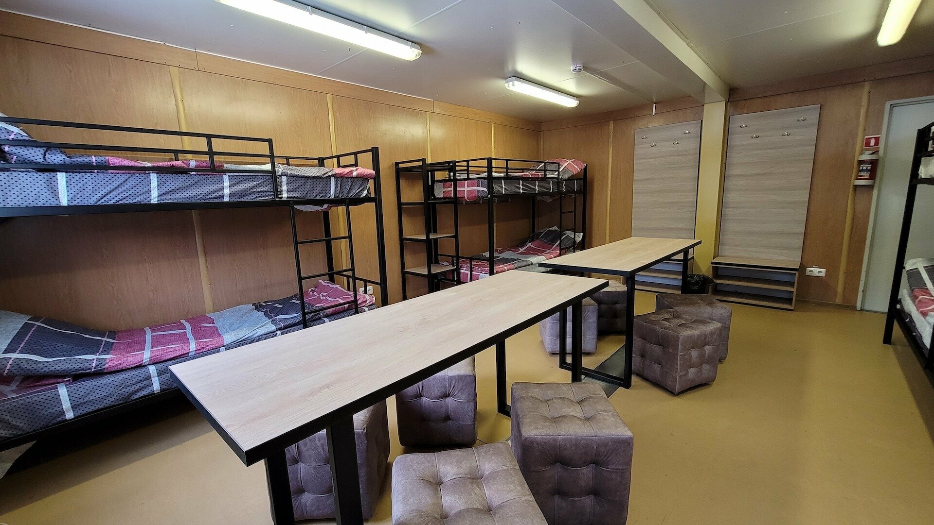 Семейный номер с общей ванной комнатой