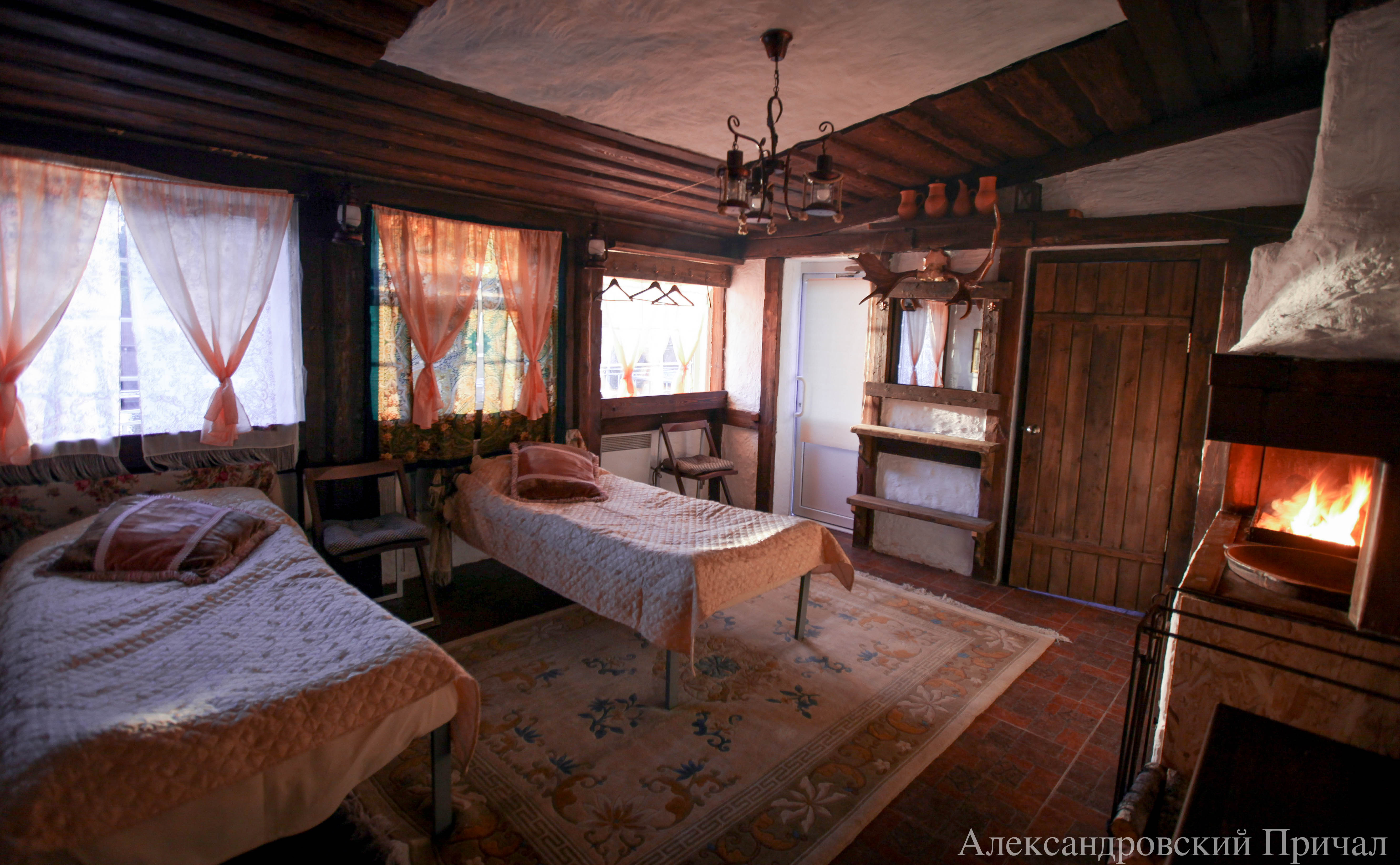 Трехместный номер с собственной ванной комнатой вне номера