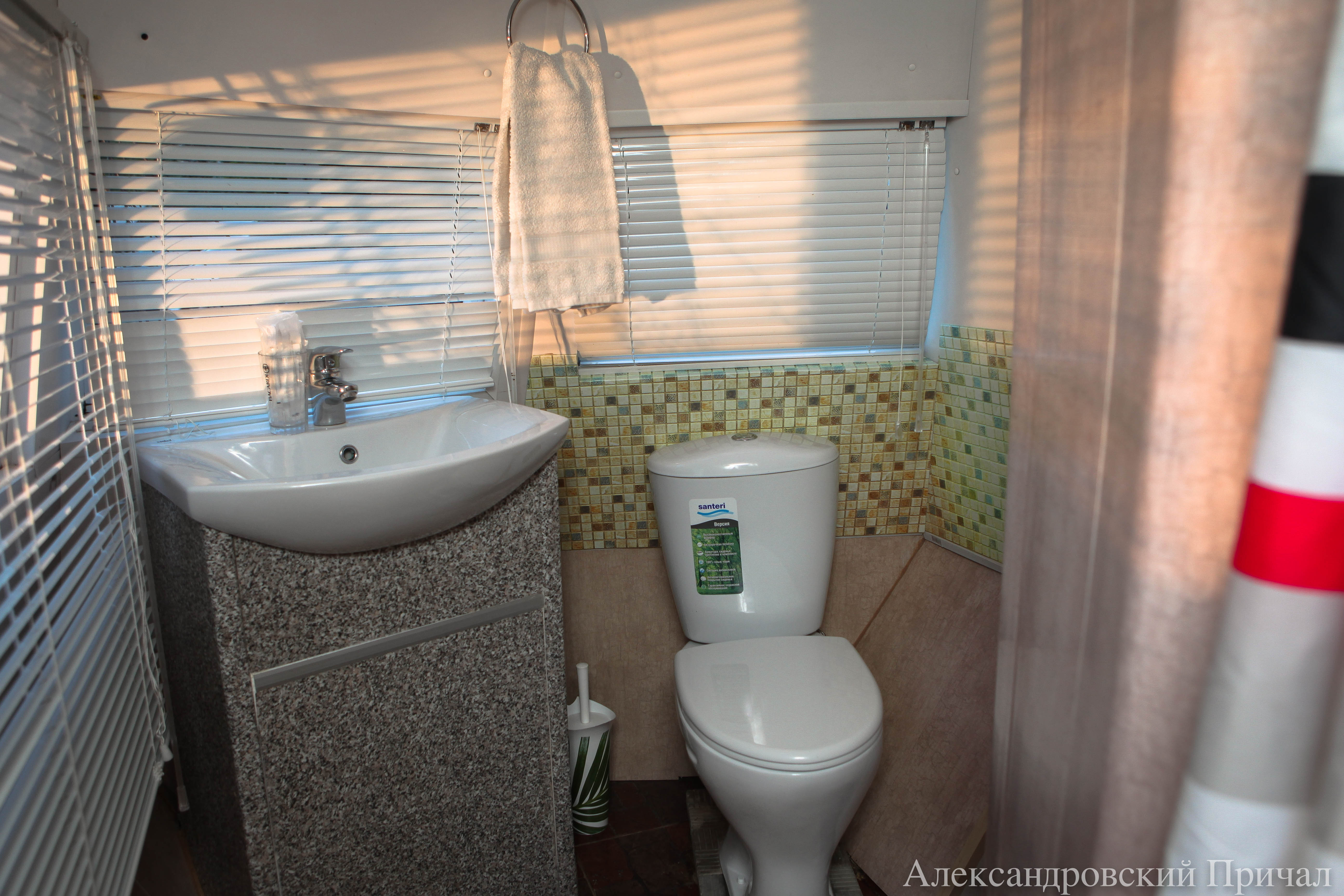 Трехместный номер с собственной ванной комнатой вне номера