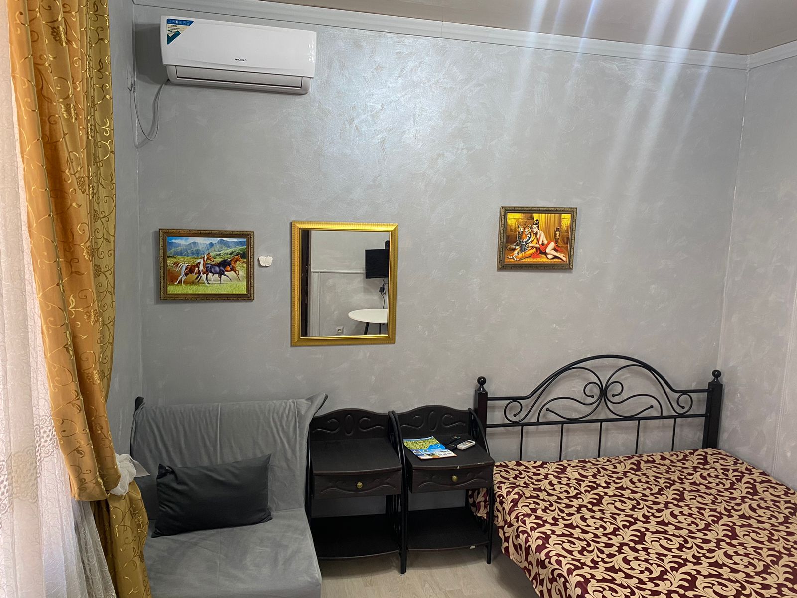 Двухместный номер с двуспальной кроватью и дополнительной кроватью