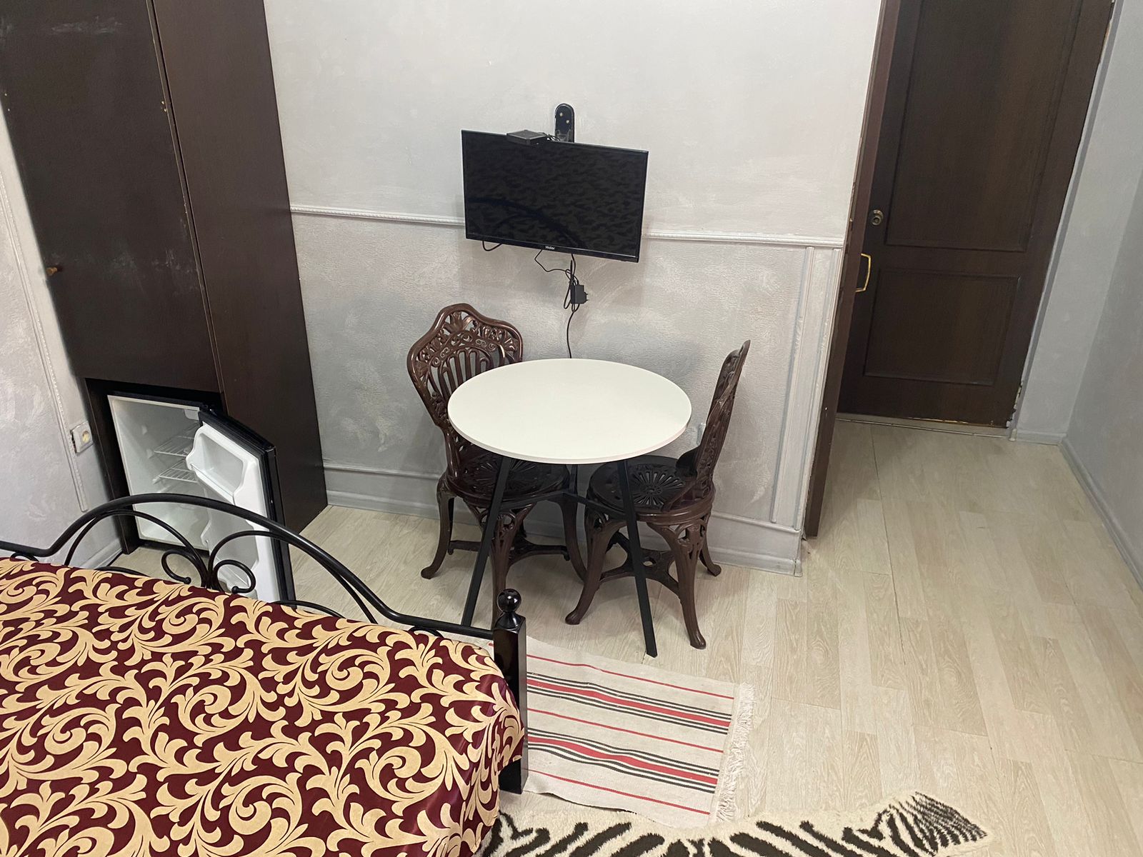 Двухместный номер с двуспальной кроватью и дополнительной кроватью