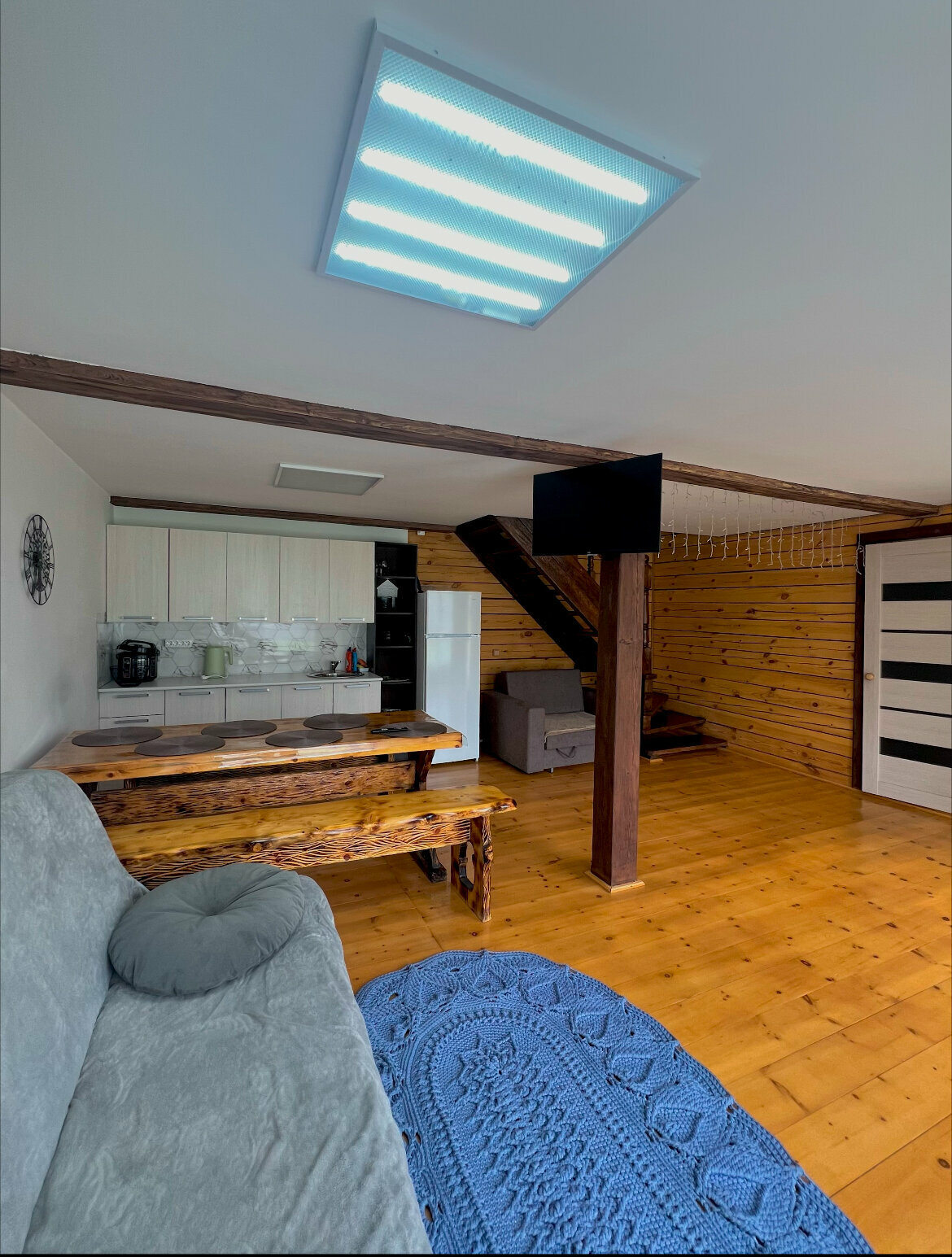 Благоустроенный двухэтажный деревянный дом на большую компанию, вмещающий до 8 человек. Идеальное место для дружеских встреч и семейных праздников. Комфорт и уют в каждом уголке!