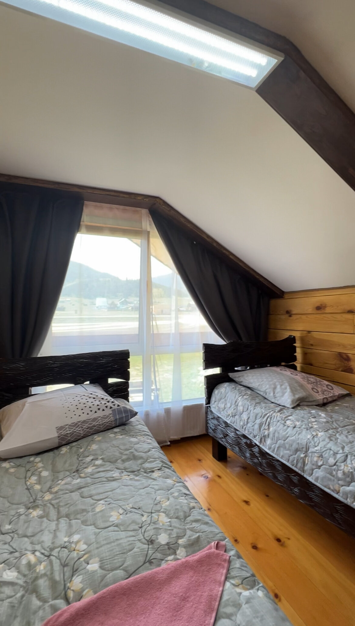 Благоустроенный двухэтажный деревянный дом на большую компанию, вмещающий до 8 человек. Идеальное место для дружеских встреч и семейных праздников. Комфорт и уют в каждом уголке!