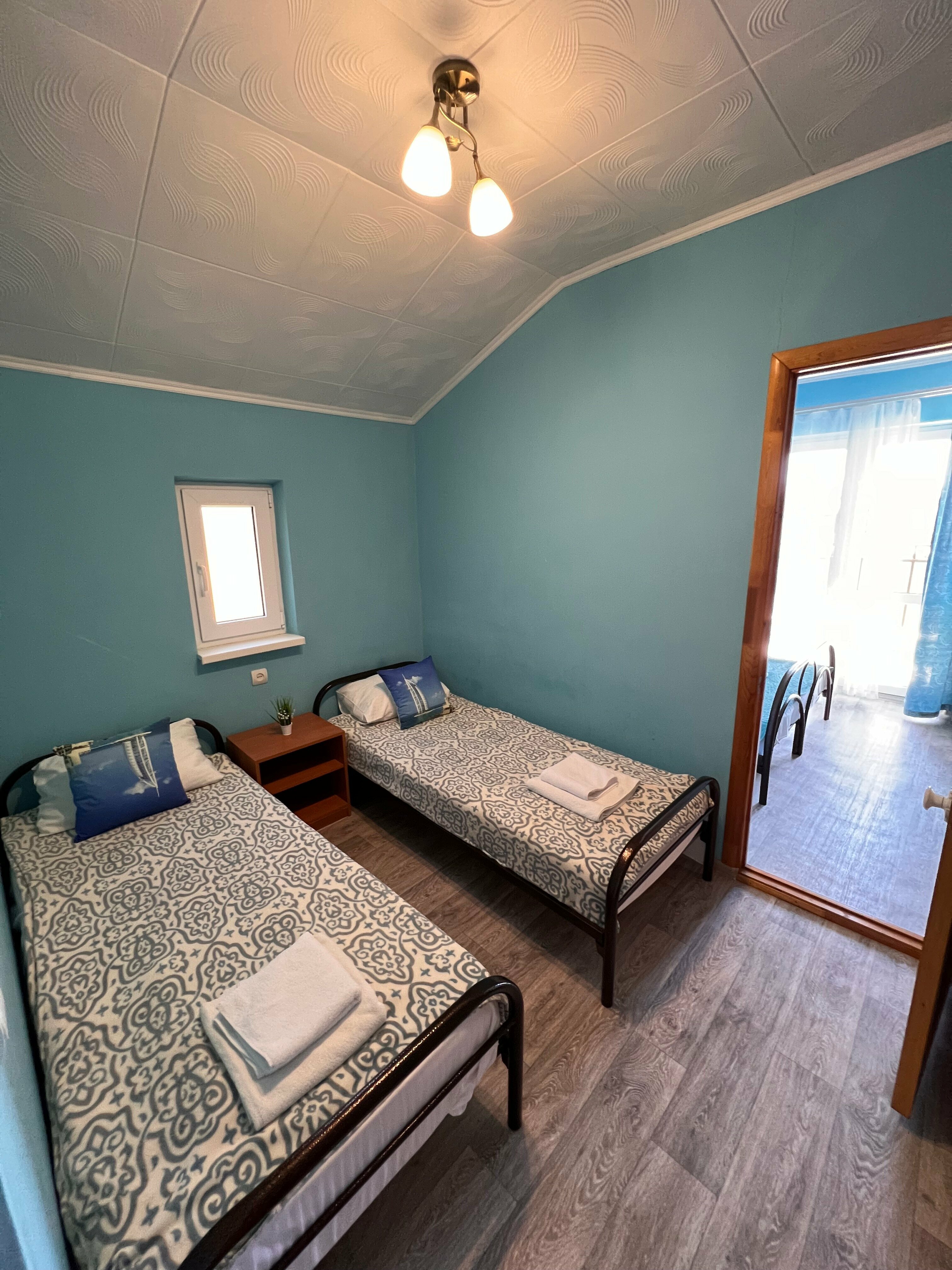 Четырехместный двухкомнатный номер с балконом на бассейн №5