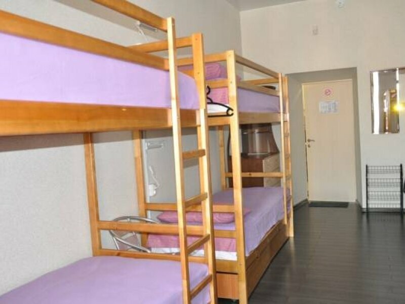 Односпальная кровать в общем номере для женщин