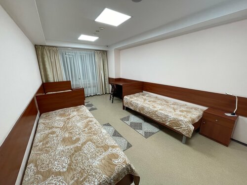 Односпальная кровать в общем номере для мужчин и женщин