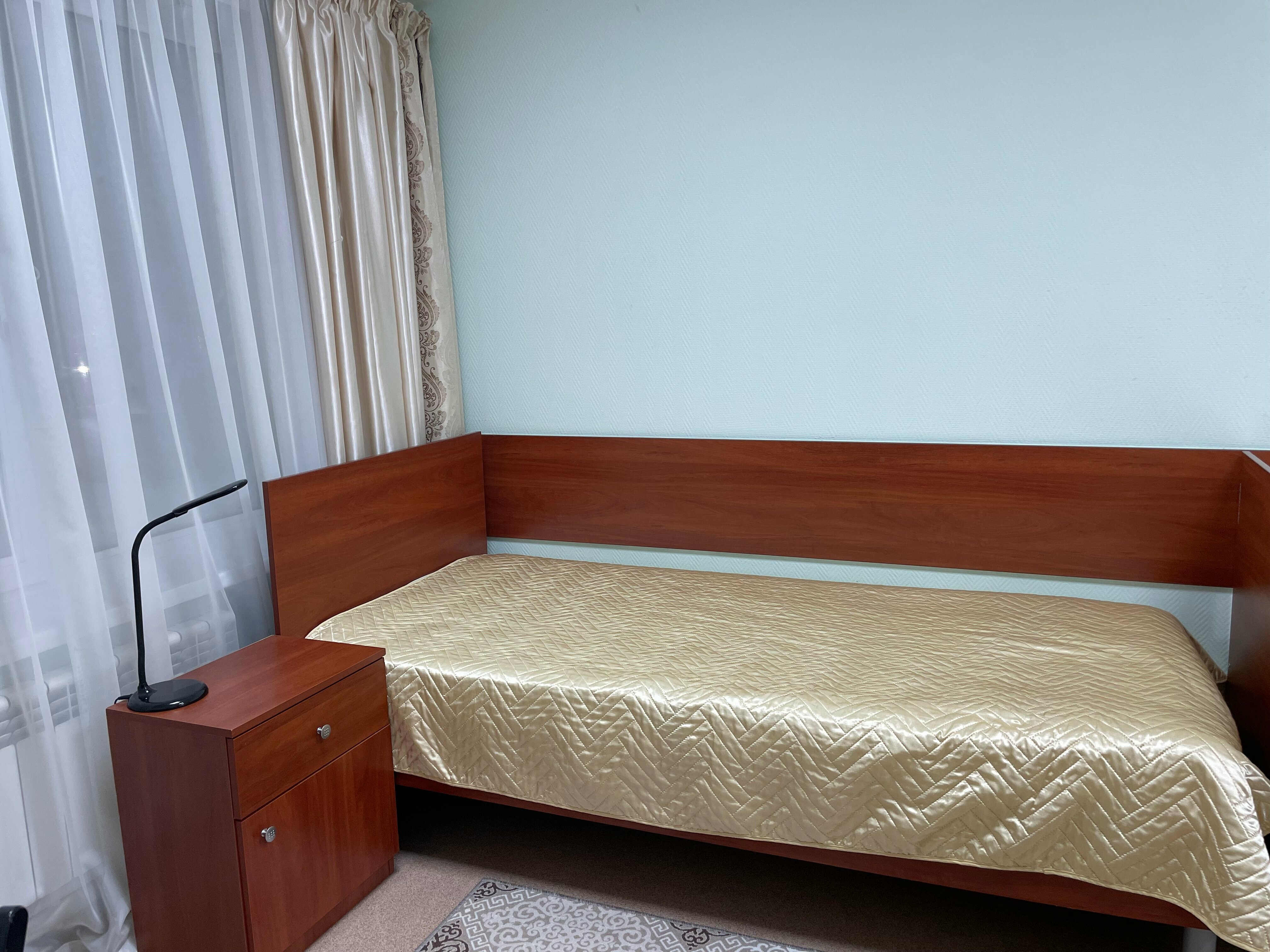 Односпальная кровать в общем номере для мужчин и женщин