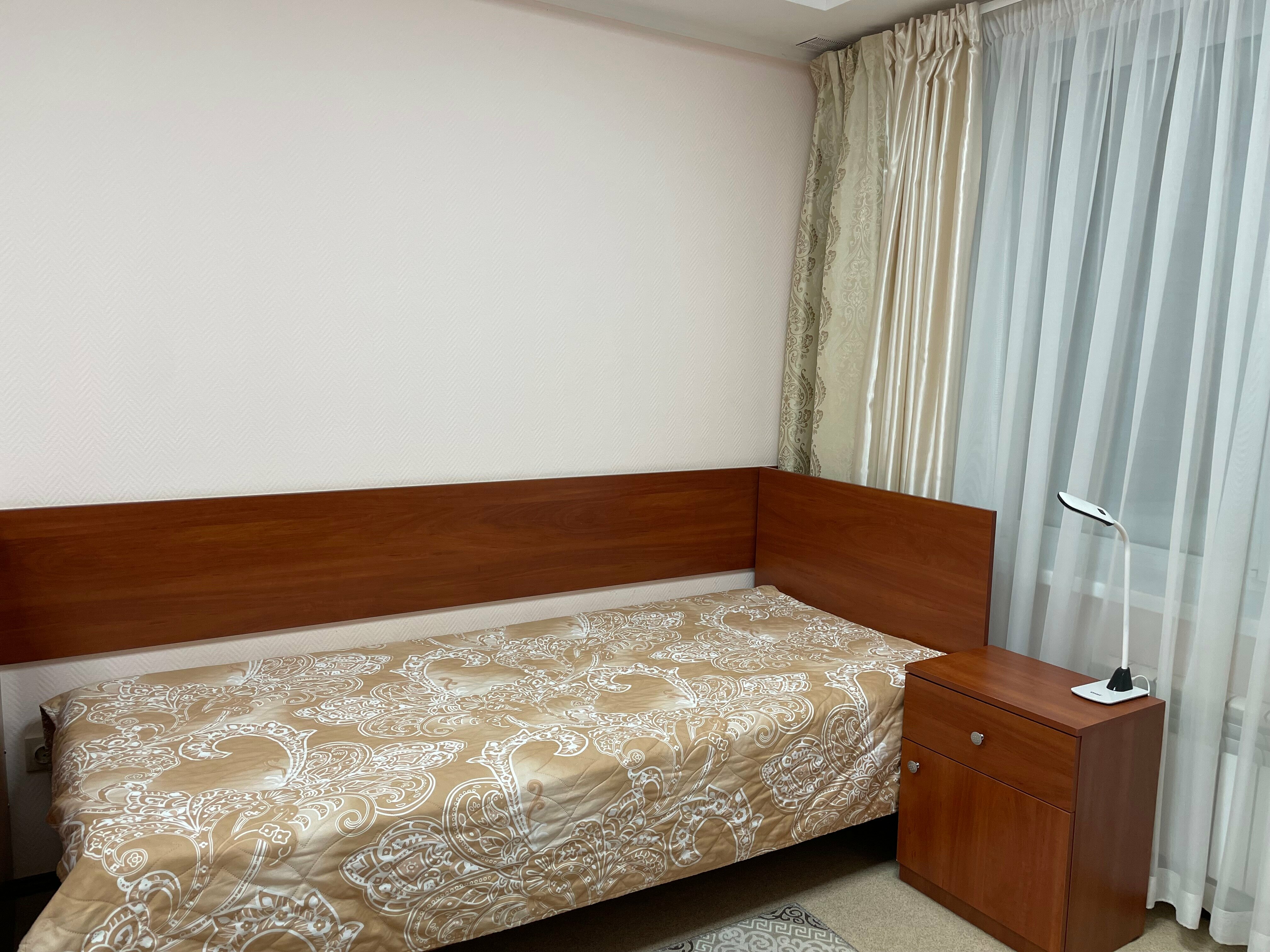 Односпальная кровать в общем номере для мужчин и женщин