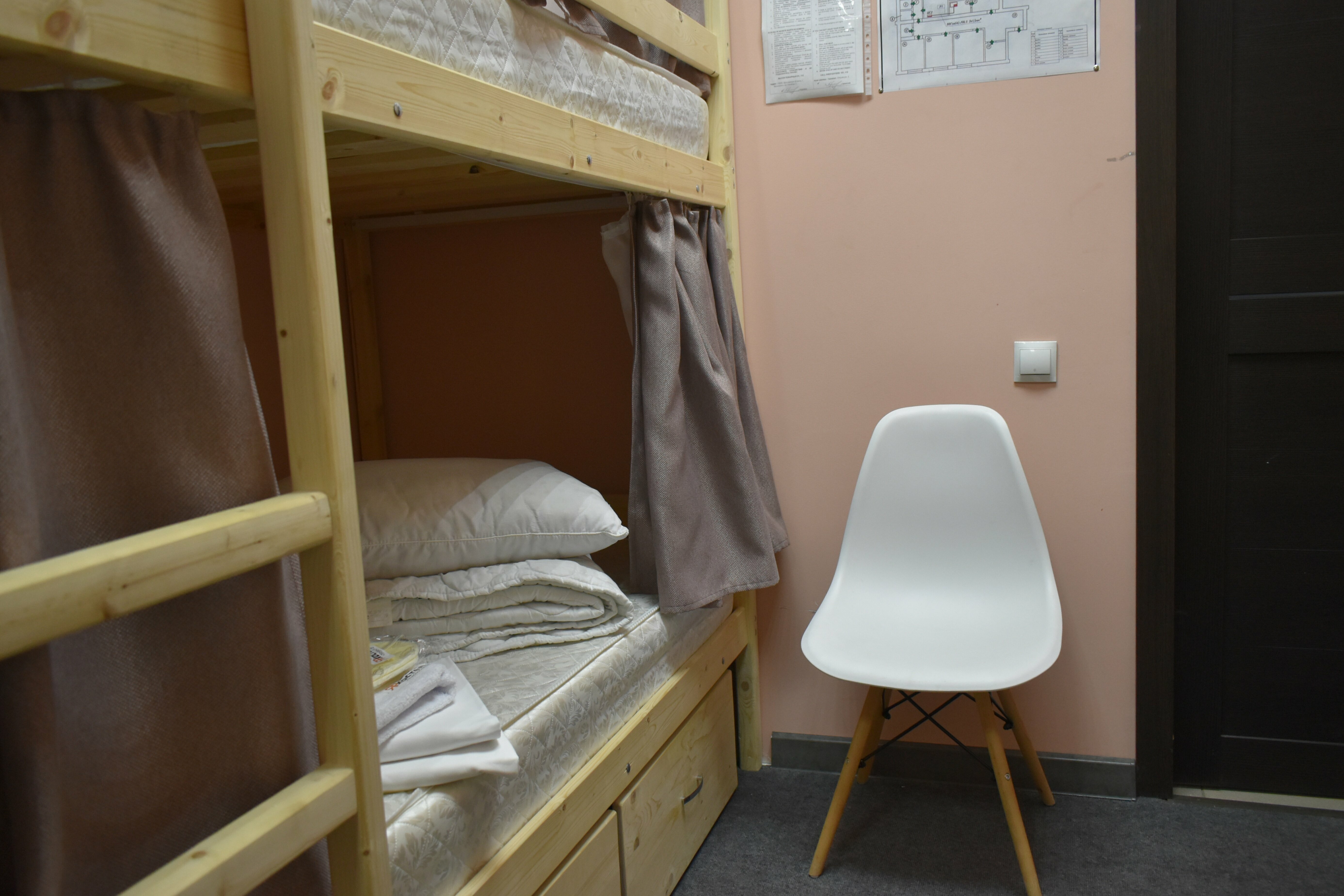 Односпальная кровать в общем мужском номере