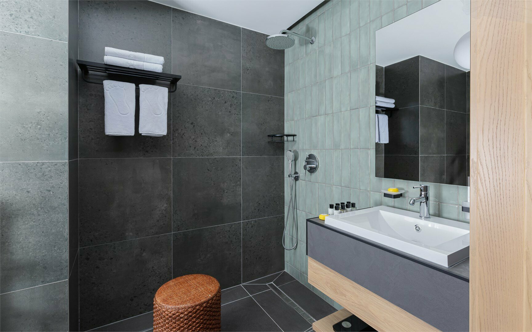 Делюкс с видом на бассейн с двуспальной кроватью (номер для гостей с ограниченными возможностями)