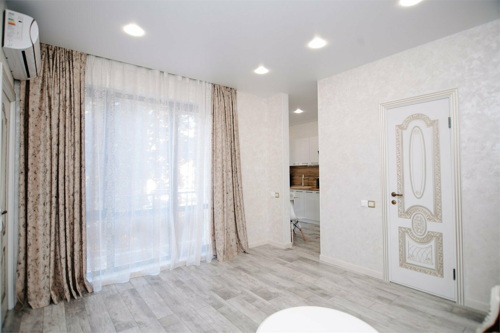 Апартаменты Люкс с отдельной спальней (40 м2, с балконом)