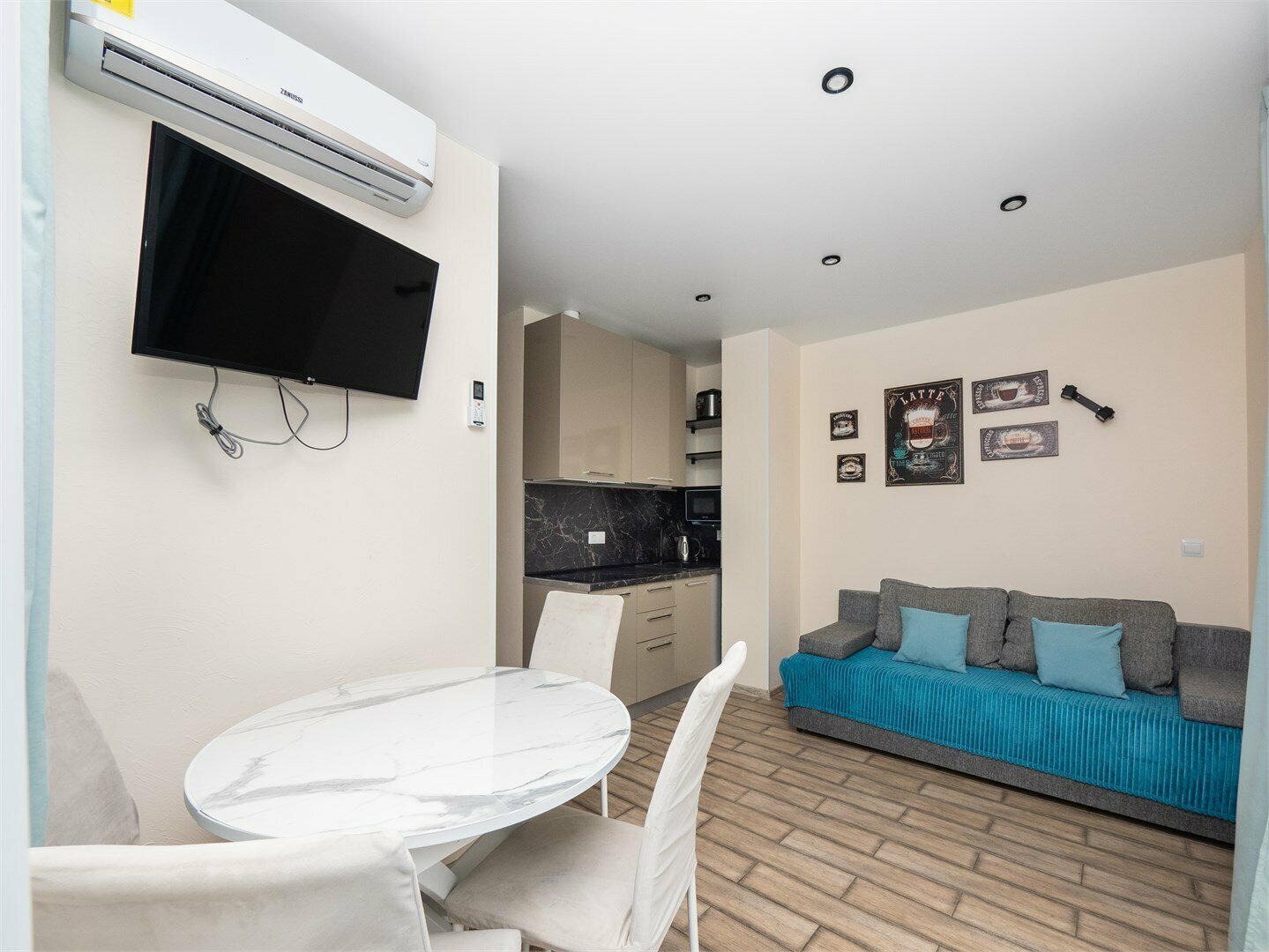 Апартаменты Люкс с отдельной спальней (40 м2, с балконом)