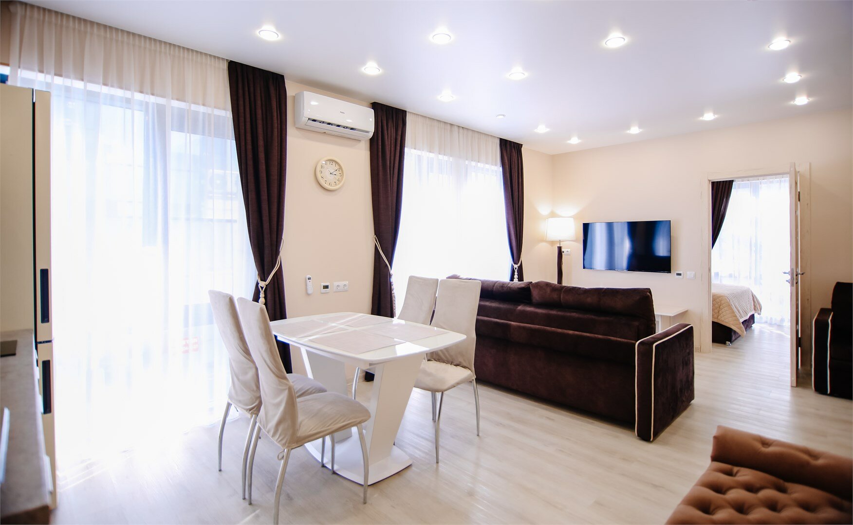 Апартаменты Люкс с отдельной спальней (40 м2, с балконом)