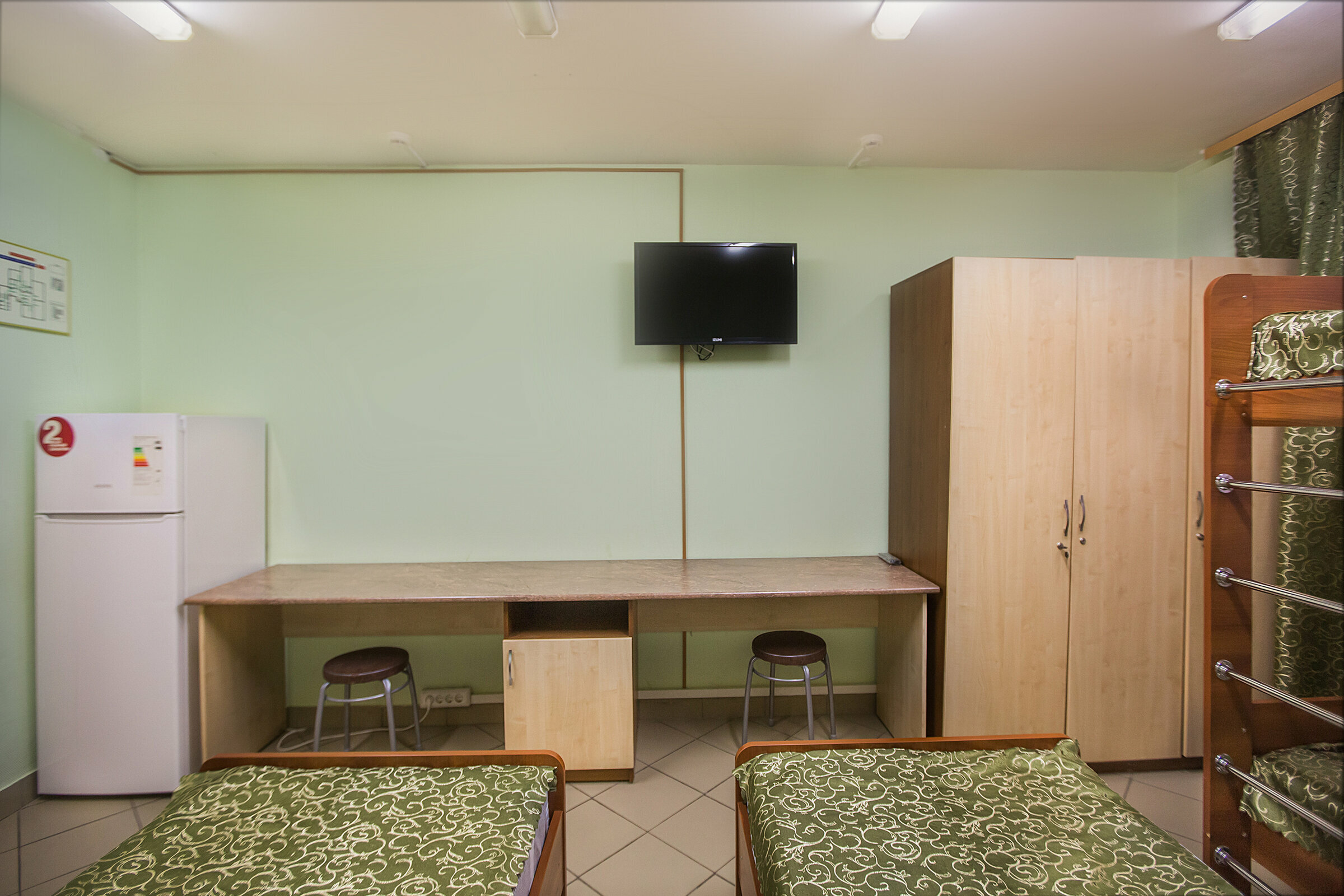 Кровать в общем 4-местном номере для мужчин и женщин