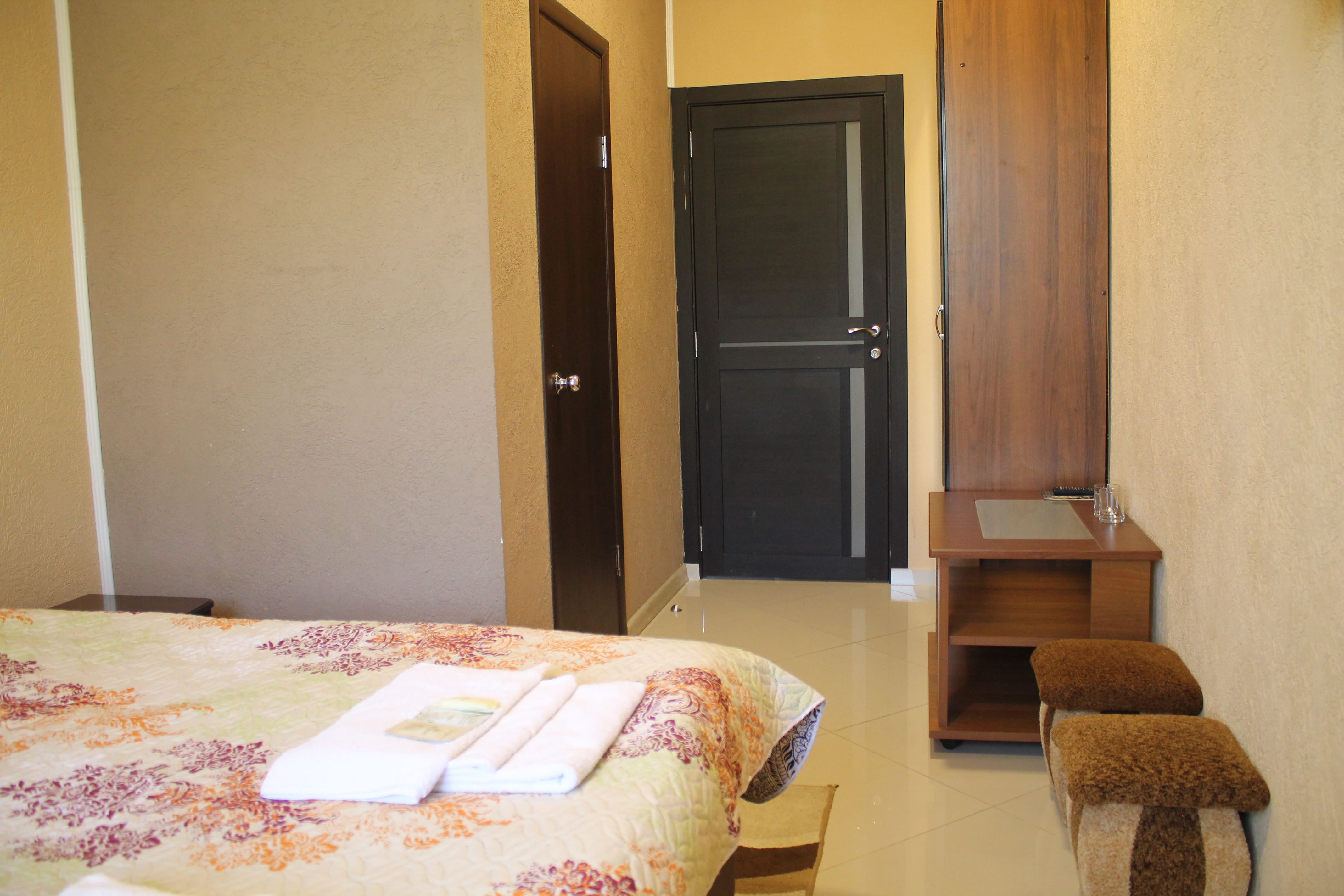 Стандартный двухместный номер с кроватью king-size ( цокольный этаж )