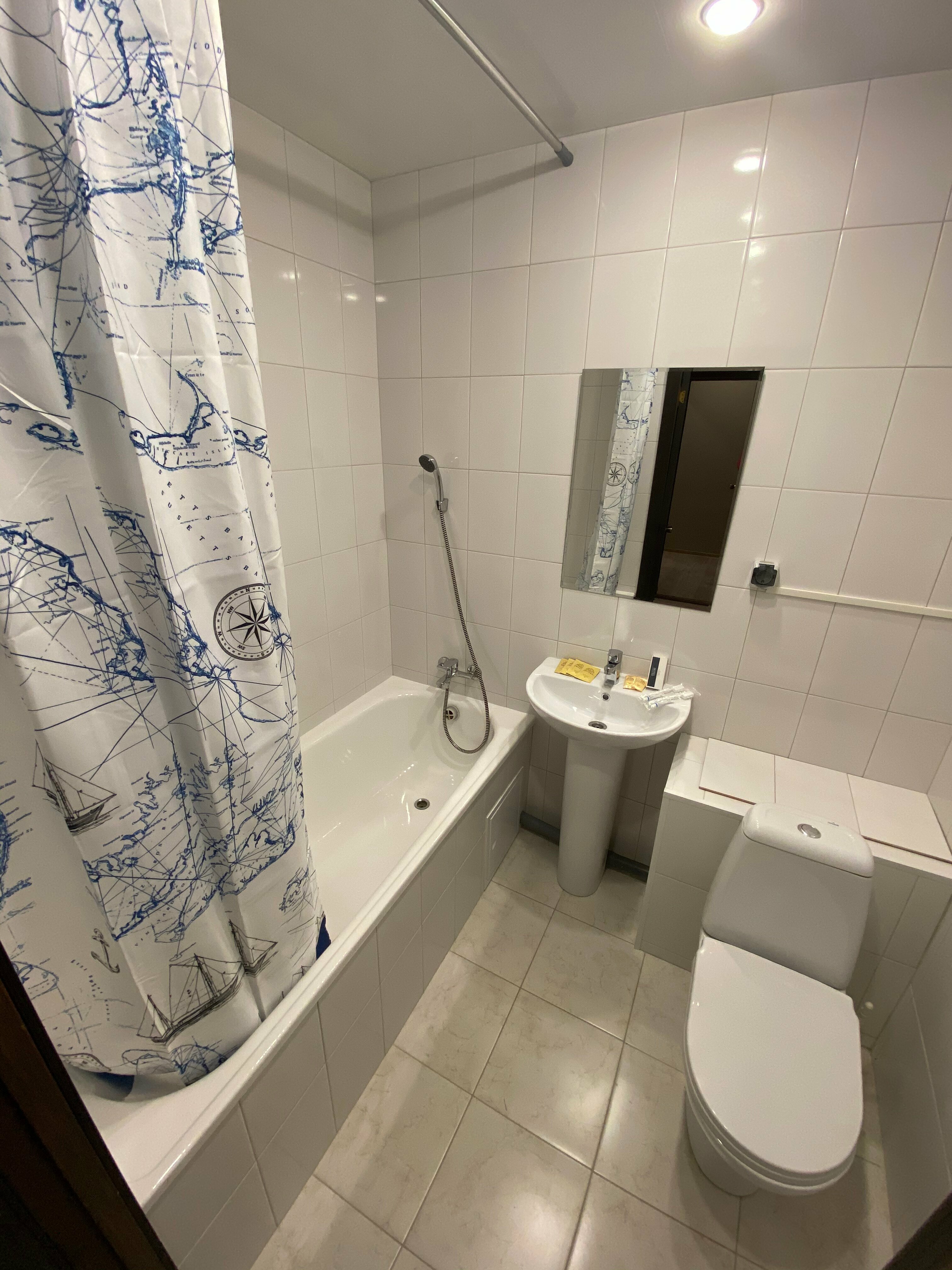 Трехместный номер с собственной ванной комнатой