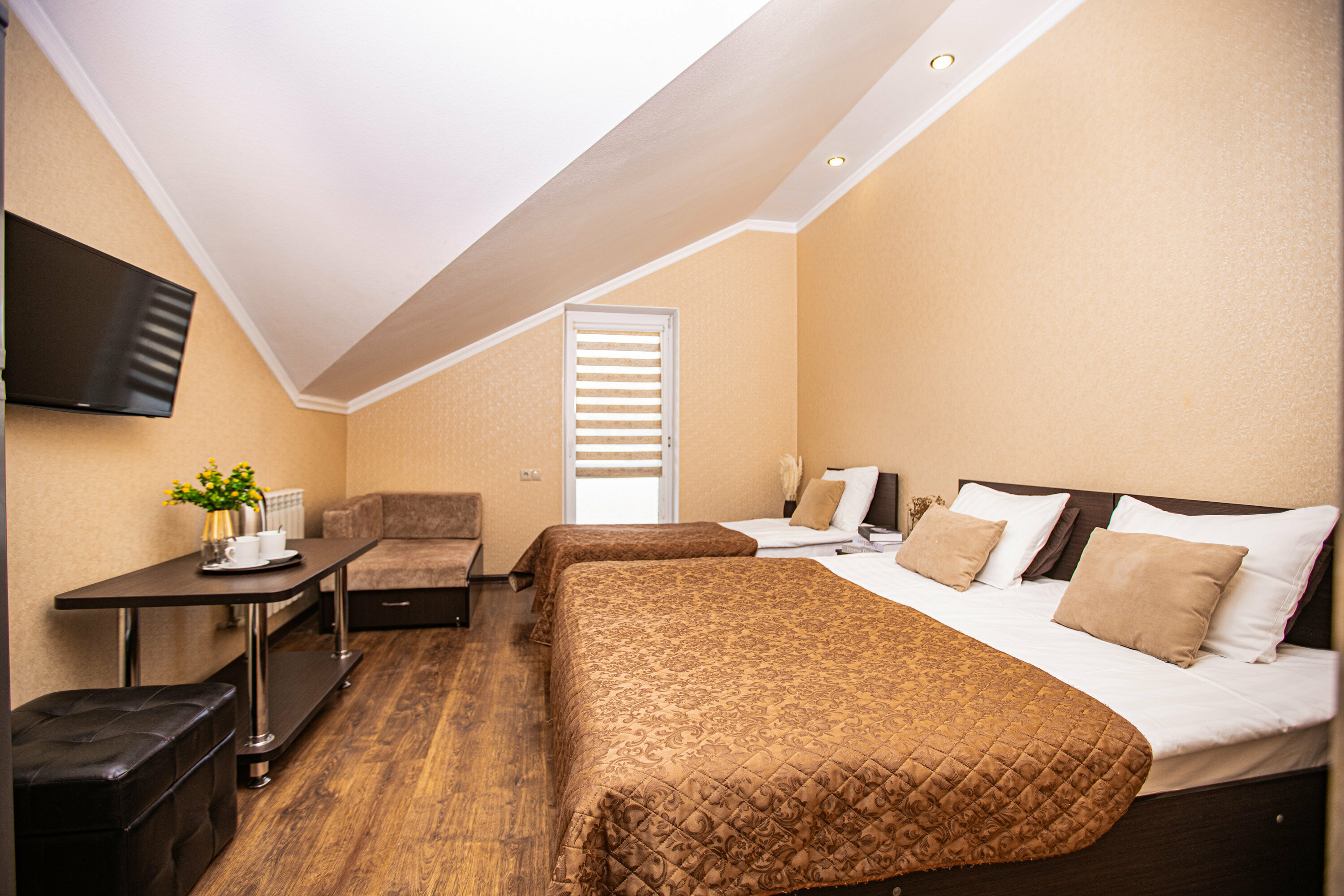 Четырёхместный с одной двуспальной и одной односпальной кроватями( экскурсия в подарок)