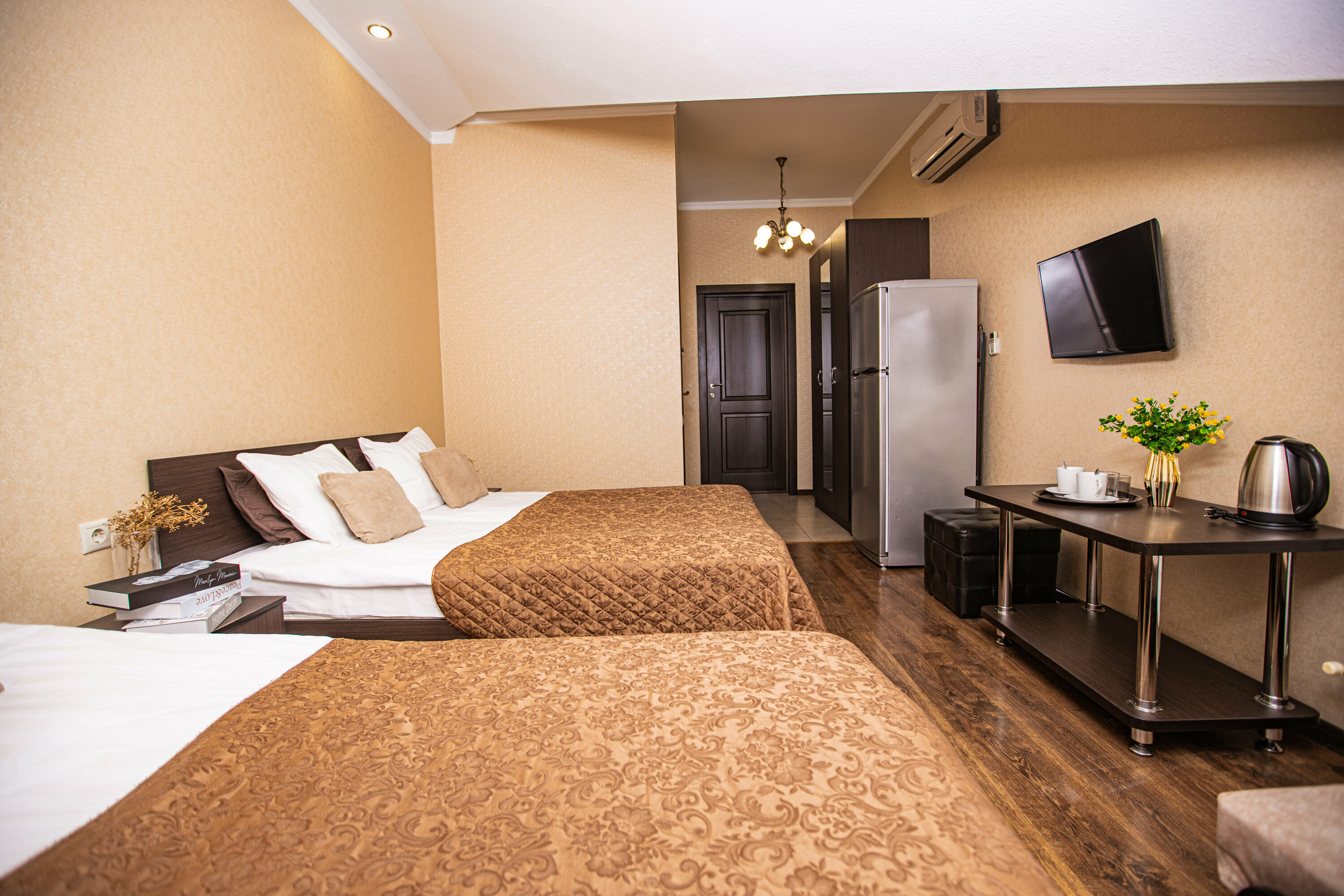 Четырёхместный с одной двуспальной и одной односпальной кроватями( экскурсия в подарок)