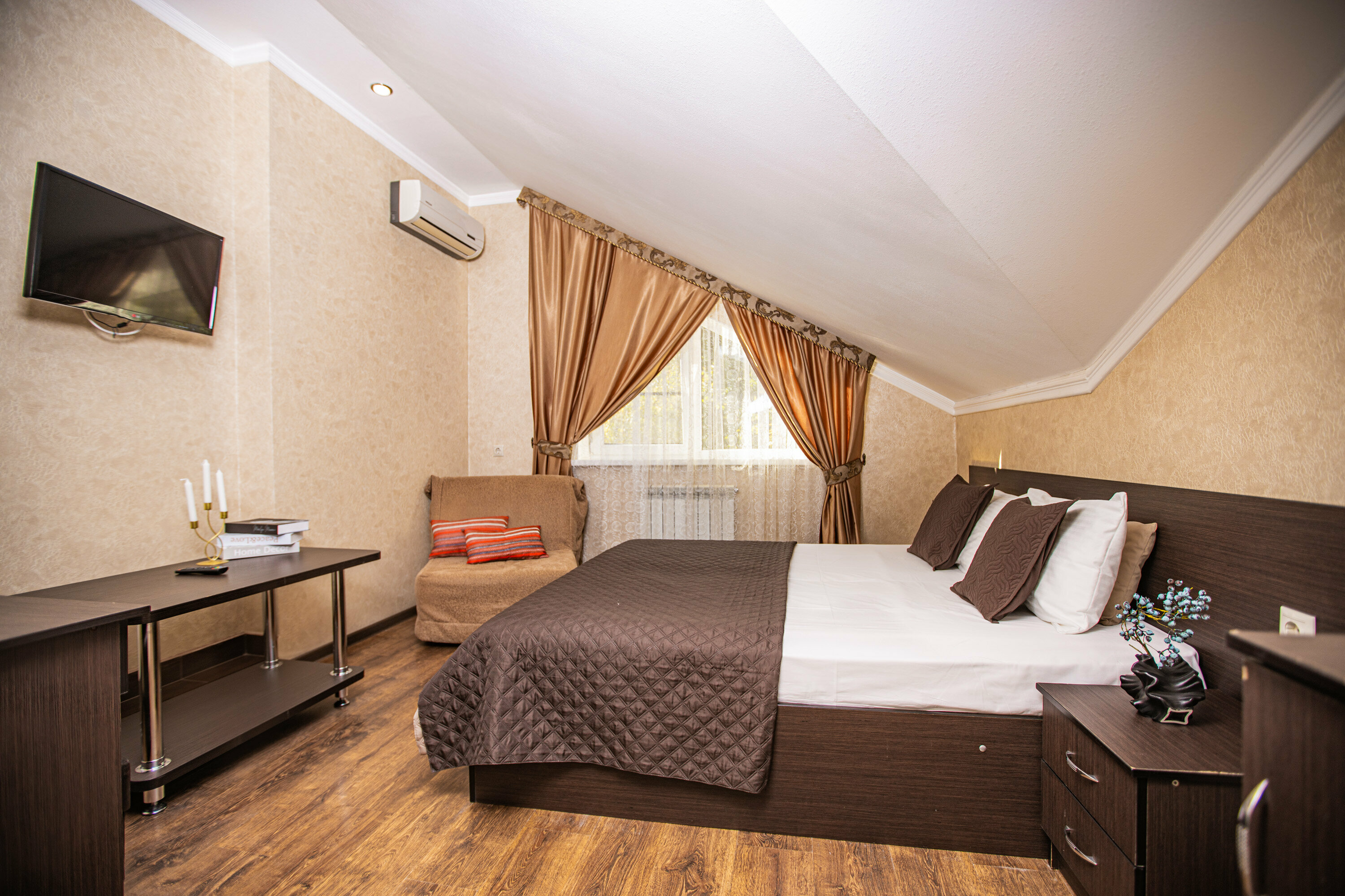 Трёхместный с двуспальной кроватью на уютной мансарде