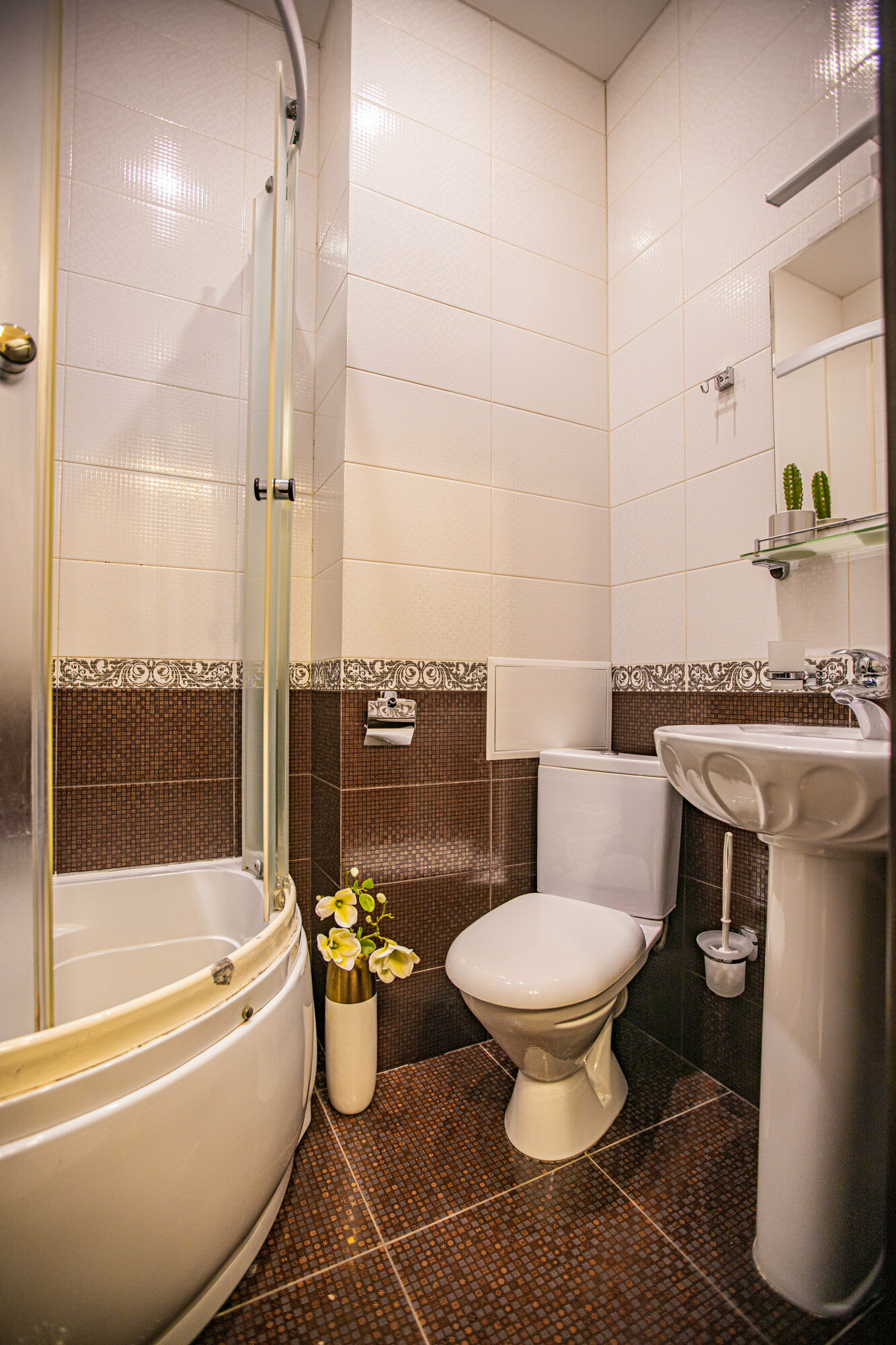 Четырёхместный с одной двуспальной и одной односпальной кроватями( экскурсия в подарок)