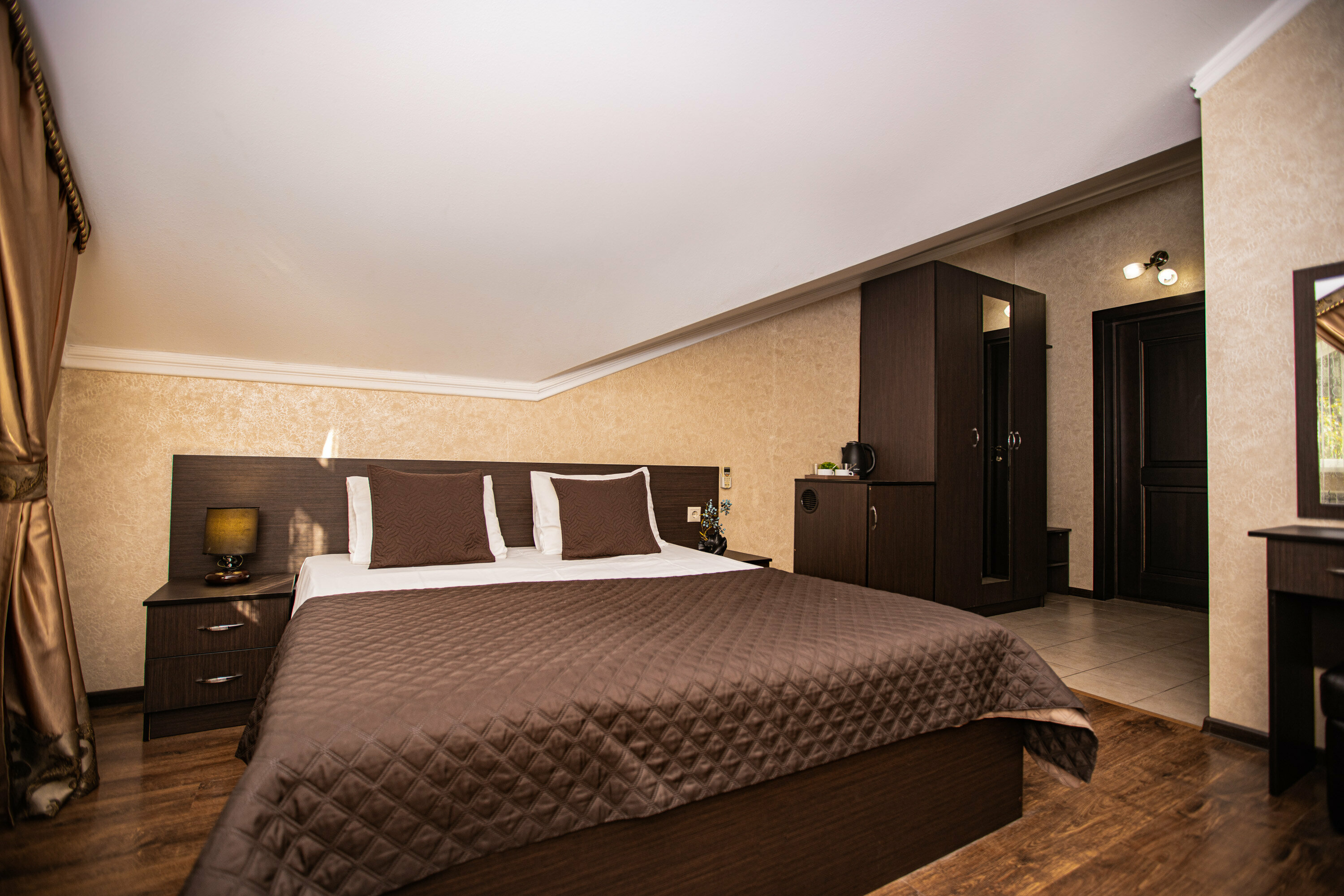 Трёхместный с двуспальной кроватью на уютной мансарде