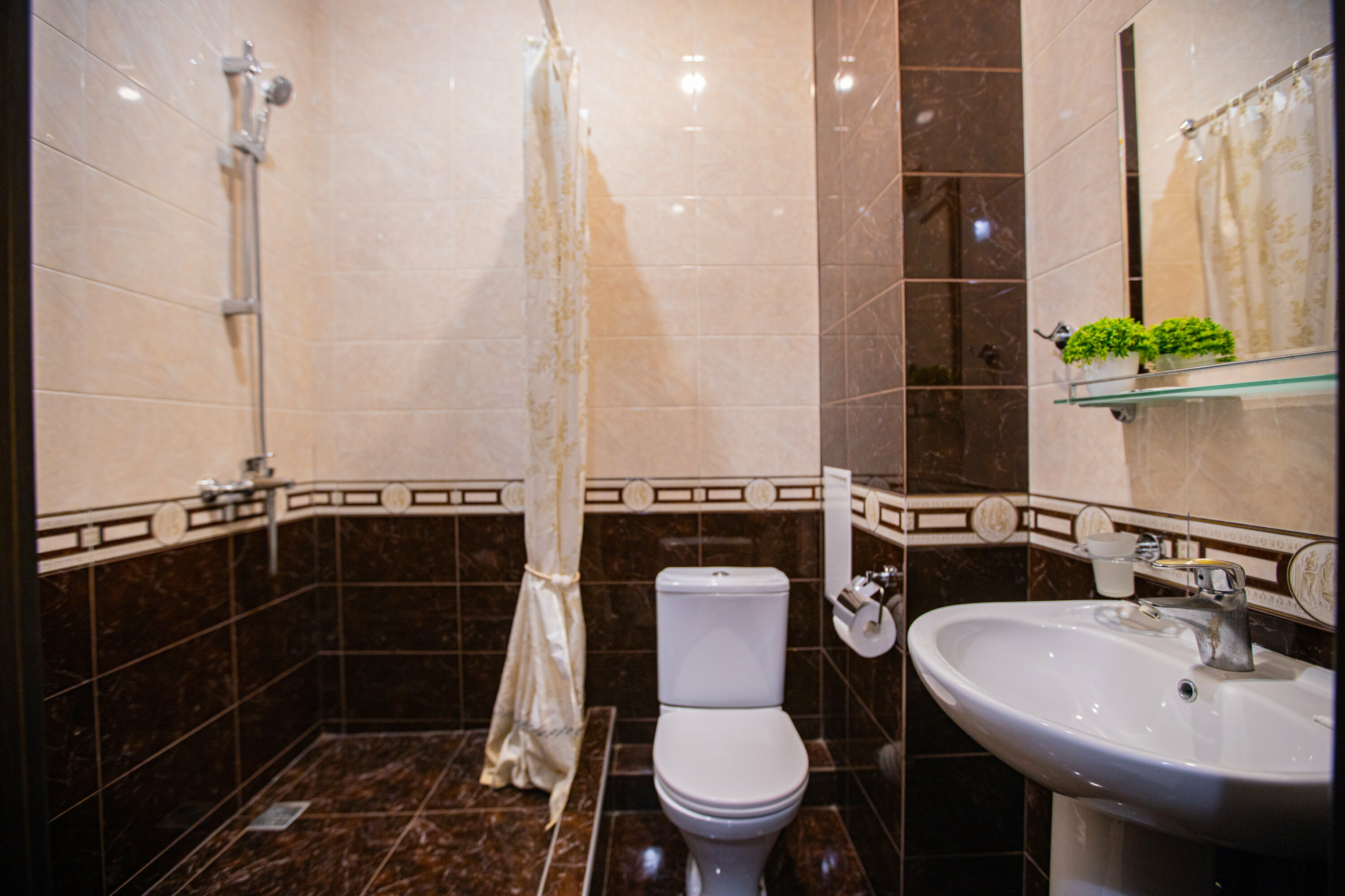 Комфорт трёхместный с двуспальной кроватью и доп.местом ( экскурсия в подарок)