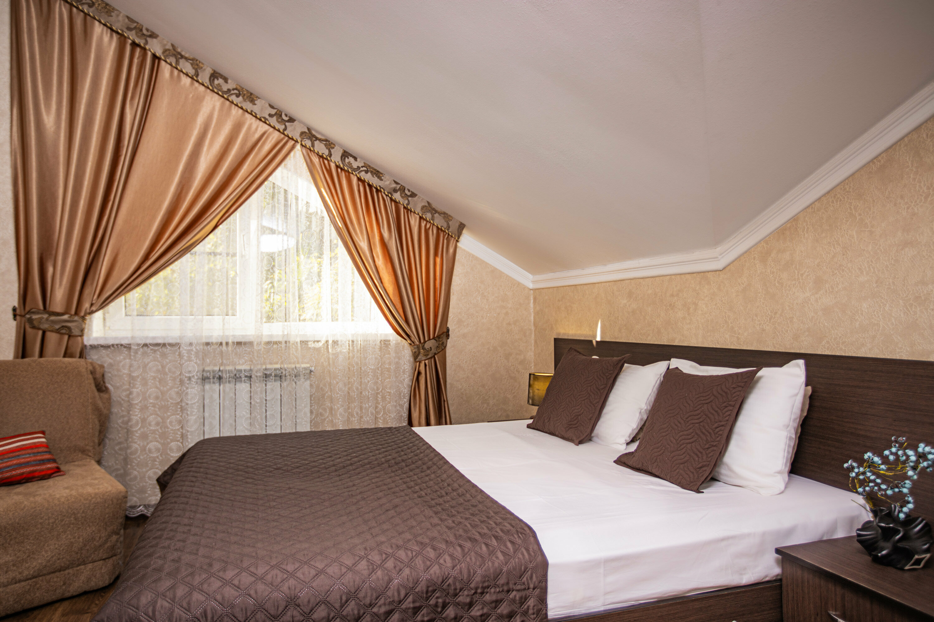 Трёхместный с двуспальной кроватью на уютной мансарде