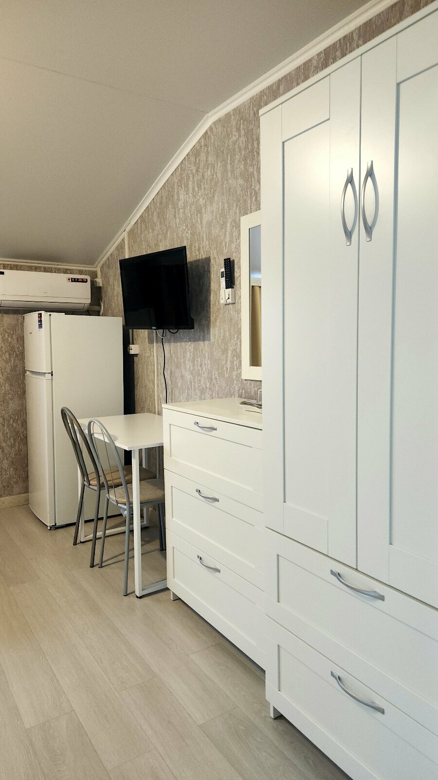 Четырехместный номер эконом-класса с общей ванной комнатой