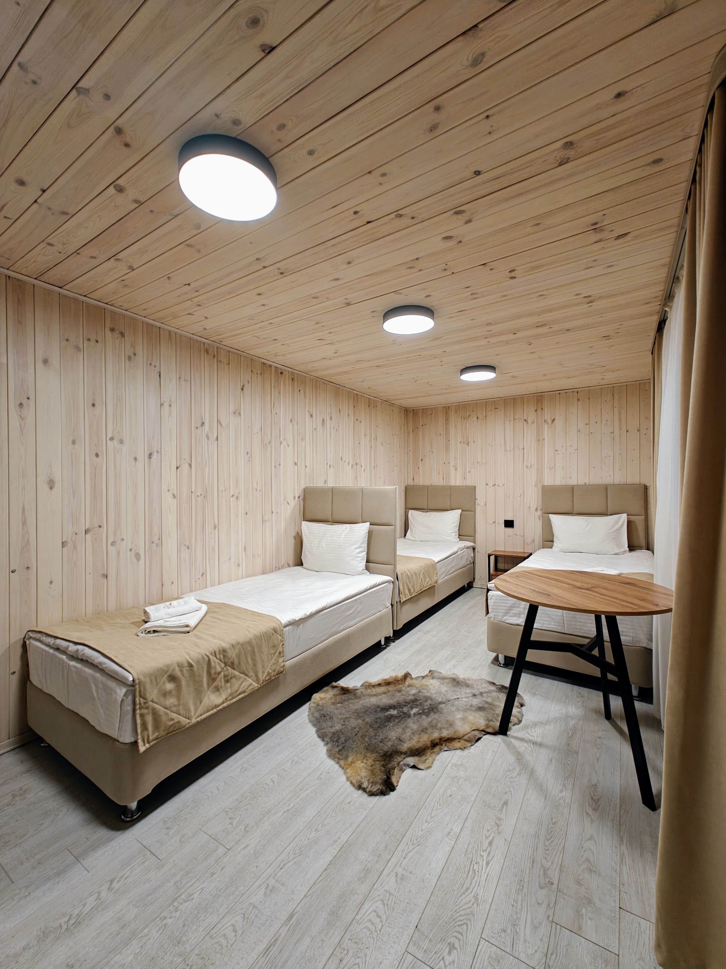 Трехместный номер с собственной ванной комнатой