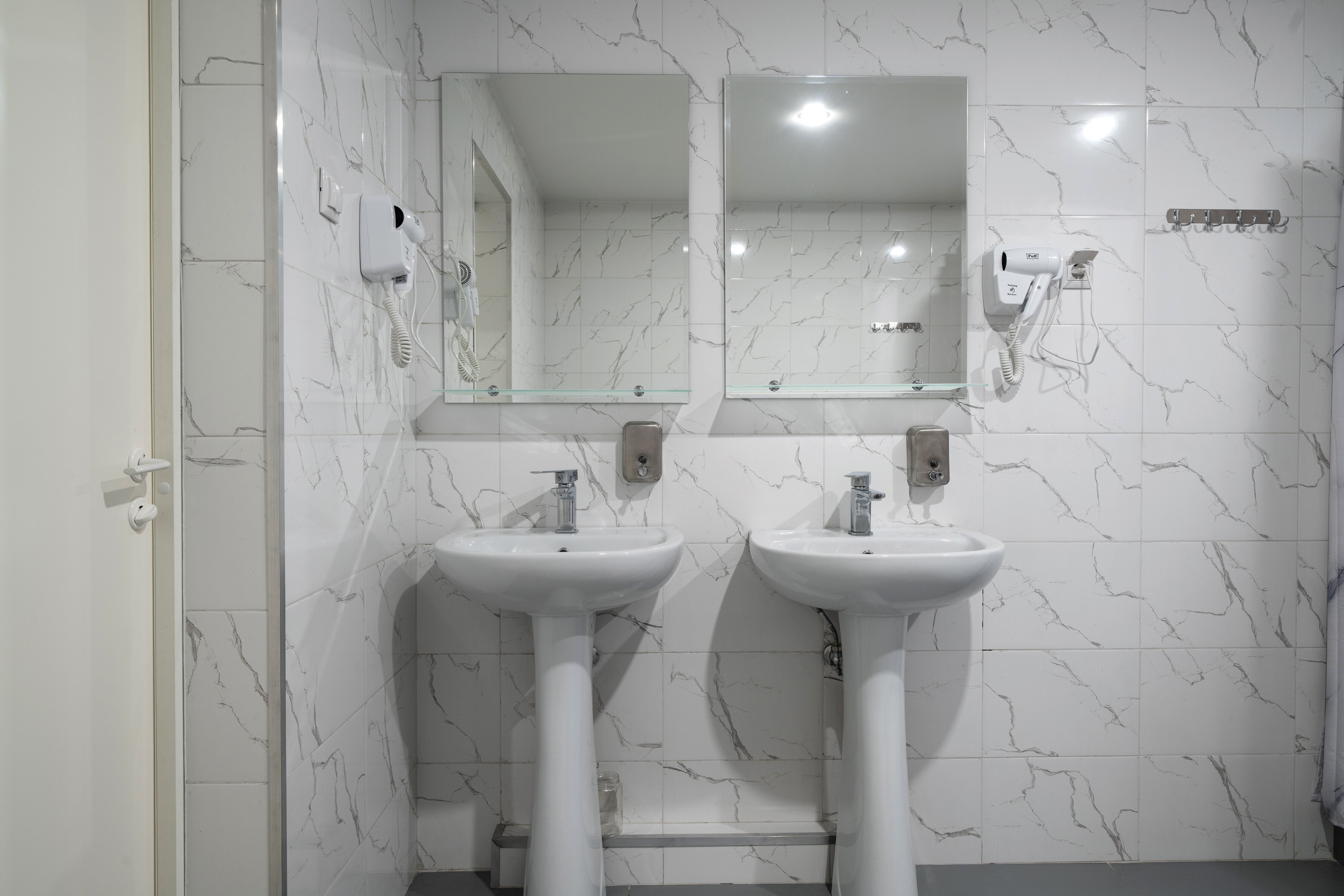 Спальное место на двухъярусной кровати в общем номере для мужчин